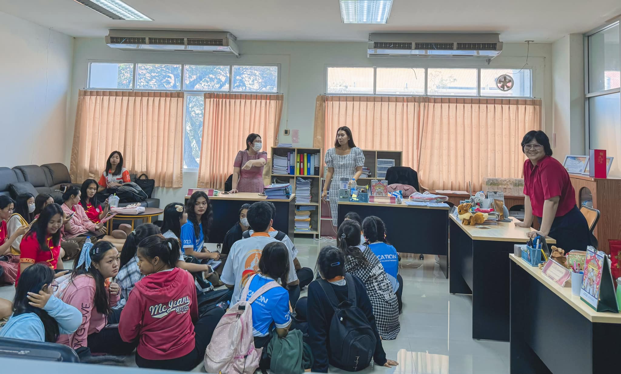 วันที่ 27 กุมภาพันธ์ 2567 โปรแกรมวิชาภาษาจีนมีการประชุมรวมเอกระหว่างอาจารย์และนักศึกษาทุกชั้นปีเพื่อแนะแนว พูดคุย ปรึกษา วางแผนกิจกรรมและการจัดการเรียนการสอนต่างๆในโปรแกรมวิชาภาษาจีนให้ทุกอย่างดำเนินการไปอย่างราบรื่นและไปในทิศทางเดียวกัน