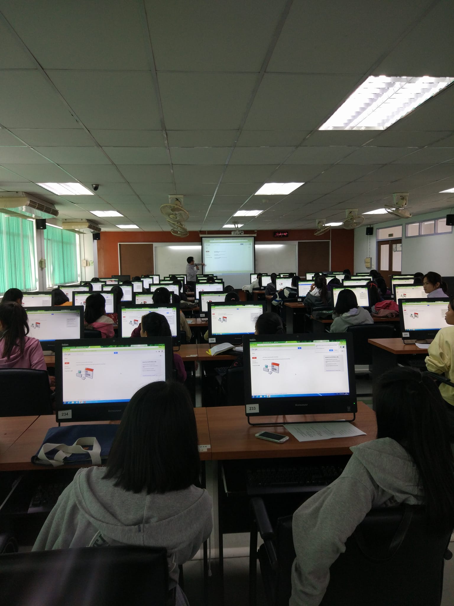 ภาพที่ 1. วันที่ 6 ธันวาคม 2560 โครงการเสริมสร้างคุณลักษณะบัณฑิตของนักศึกษาโปรแกรมวิชาภาษาจีน กิจกรรมอบรมเชิงปฏิบัติการเพื่อพัฒนาสื่อนวัตกรรมการเรียนรู้สำหรับครูภาษาจีน ณ ห้องปฏิบัติการคอมพิวเตอร์ 1 ชั้น 4 ตึกครุศาสตร์