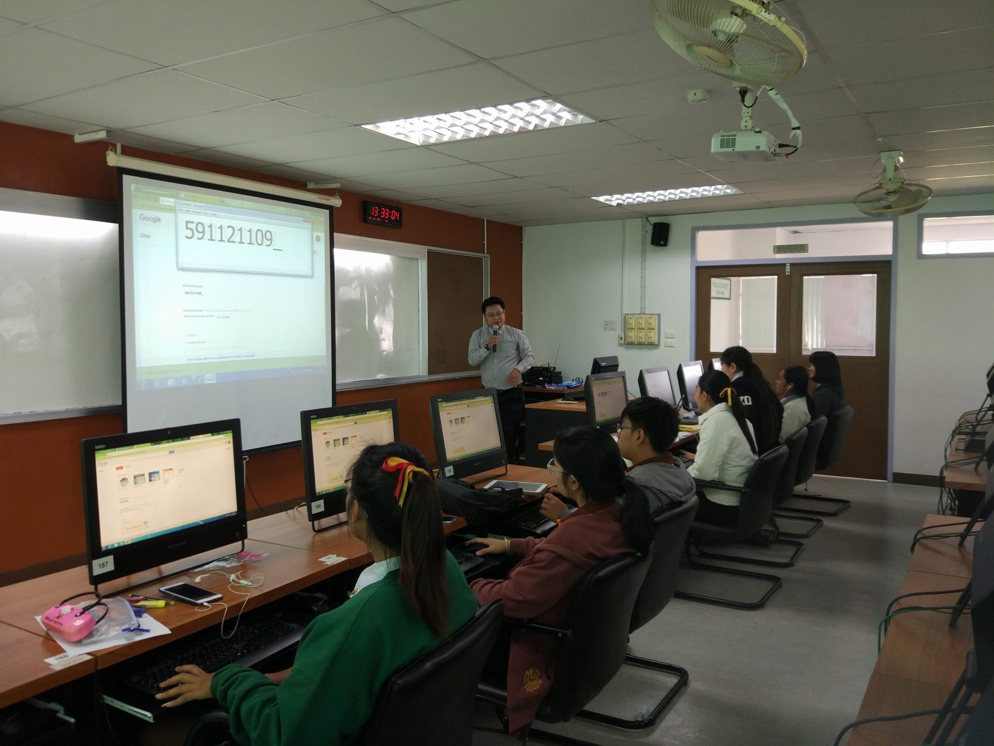 ภาพที่ 3. วันที่ 6 ธันวาคม 2560 โครงการเสริมสร้างคุณลักษณะบัณฑิตของนักศึกษาโปรแกรมวิชาภาษาจีน กิจกรรมอบรมเชิงปฏิบัติการเพื่อพัฒนาสื่อนวัตกรรมการเรียนรู้สำหรับครูภาษาจีน ณ ห้องปฏิบัติการคอมพิวเตอร์ 1 ชั้น 4 ตึกครุศาสตร์
