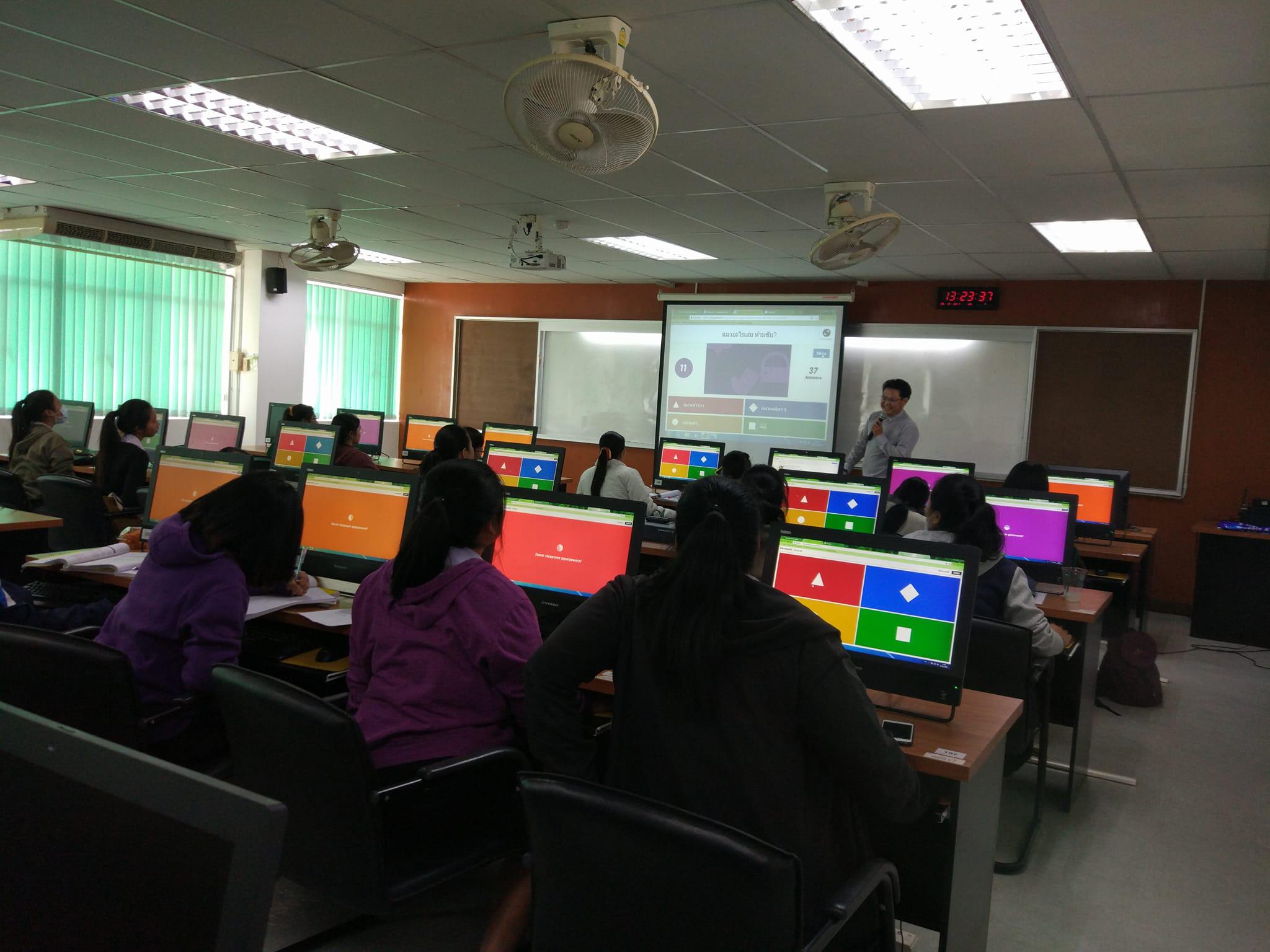 5. วันที่ 6 ธันวาคม 2560 โครงการเสริมสร้างคุณลักษณะบัณฑิตของนักศึกษาโปรแกรมวิชาภาษาจีน กิจกรรมอบรมเชิงปฏิบัติการเพื่อพัฒนาสื่อนวัตกรรมการเรียนรู้สำหรับครูภาษาจีน ณ ห้องปฏิบัติการคอมพิวเตอร์ 1 ชั้น 4 ตึกครุศาสตร์