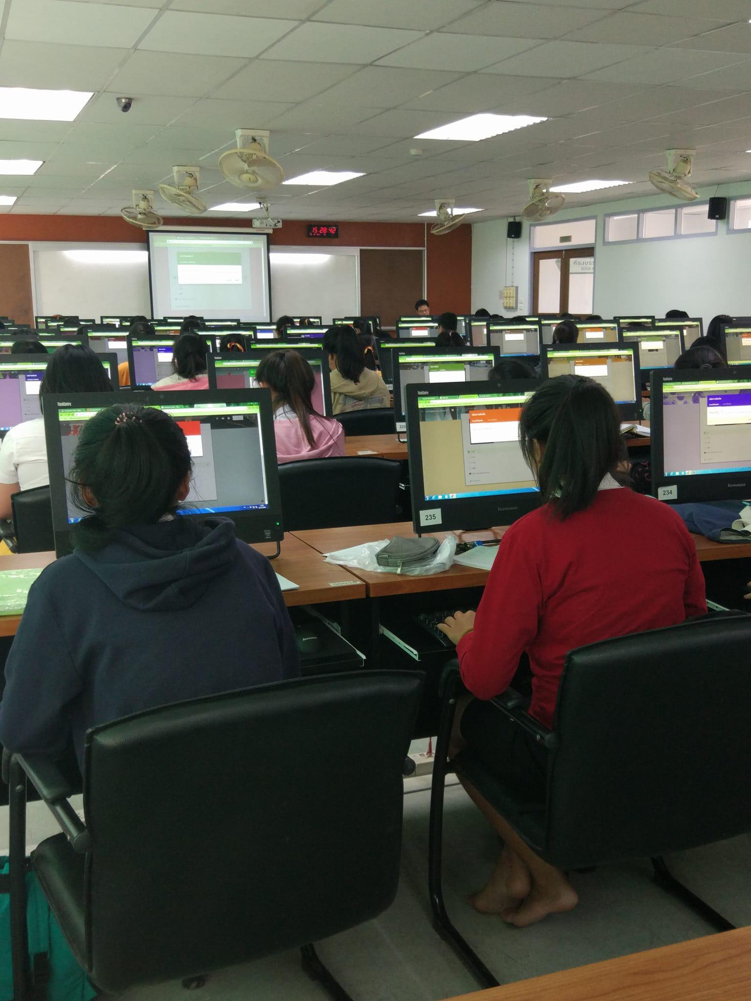 7. วันที่ 6 ธันวาคม 2560 โครงการเสริมสร้างคุณลักษณะบัณฑิตของนักศึกษาโปรแกรมวิชาภาษาจีน กิจกรรมอบรมเชิงปฏิบัติการเพื่อพัฒนาสื่อนวัตกรรมการเรียนรู้สำหรับครูภาษาจีน ณ ห้องปฏิบัติการคอมพิวเตอร์ 1 ชั้น 4 ตึกครุศาสตร์
