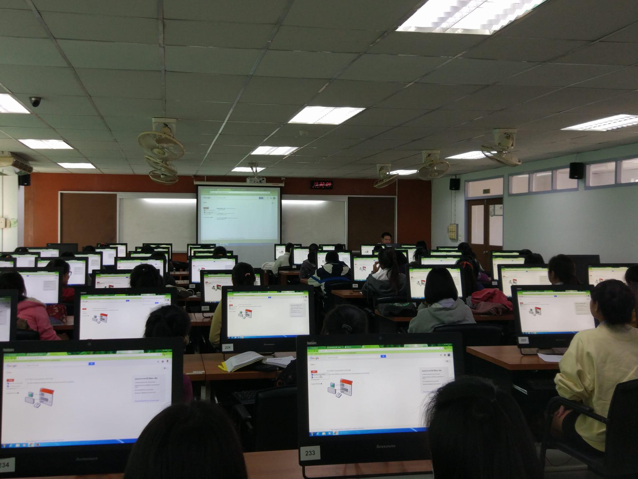 9. วันที่ 6 ธันวาคม 2560 โครงการเสริมสร้างคุณลักษณะบัณฑิตของนักศึกษาโปรแกรมวิชาภาษาจีน กิจกรรมอบรมเชิงปฏิบัติการเพื่อพัฒนาสื่อนวัตกรรมการเรียนรู้สำหรับครูภาษาจีน ณ ห้องปฏิบัติการคอมพิวเตอร์ 1 ชั้น 4 ตึกครุศาสตร์