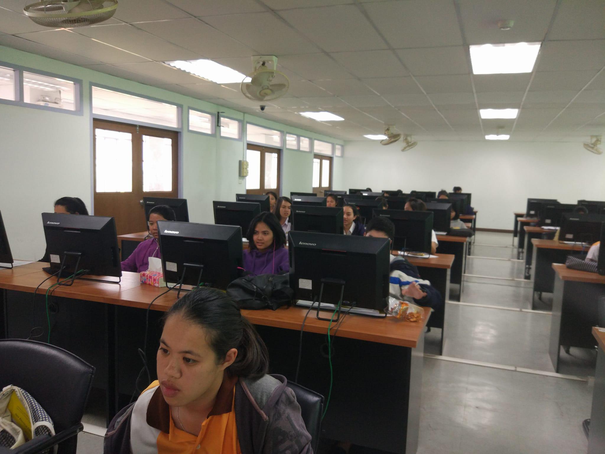 10. วันที่ 6 ธันวาคม 2560 โครงการเสริมสร้างคุณลักษณะบัณฑิตของนักศึกษาโปรแกรมวิชาภาษาจีน กิจกรรมอบรมเชิงปฏิบัติการเพื่อพัฒนาสื่อนวัตกรรมการเรียนรู้สำหรับครูภาษาจีน ณ ห้องปฏิบัติการคอมพิวเตอร์ 1 ชั้น 4 ตึกครุศาสตร์