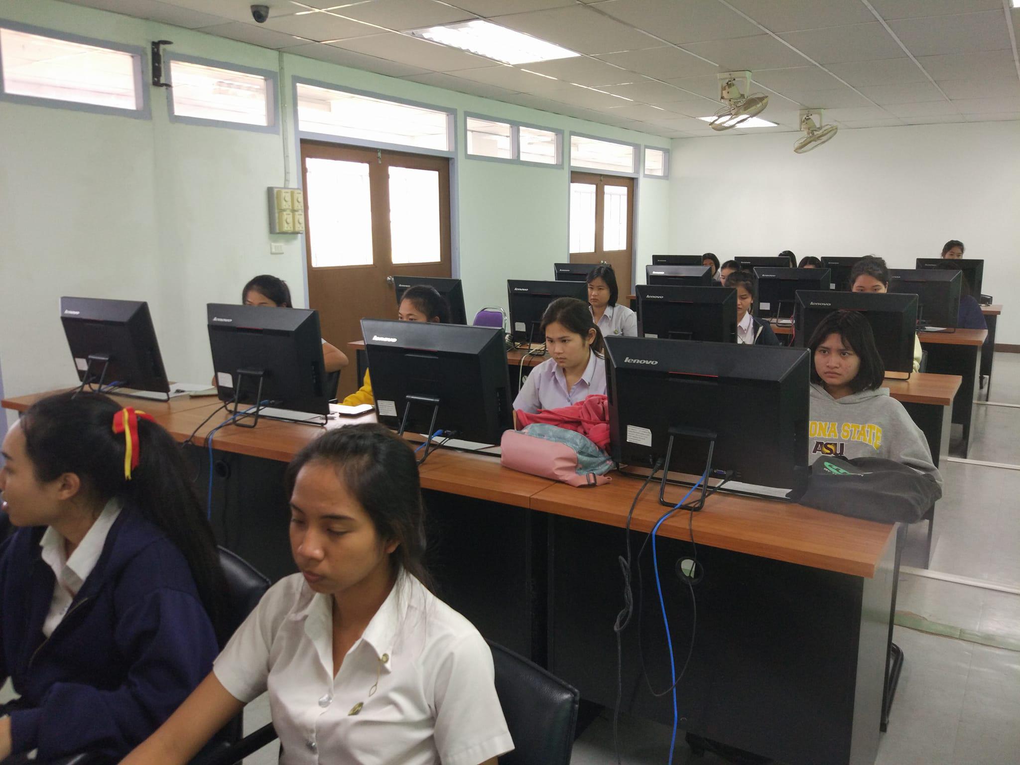 11. วันที่ 6 ธันวาคม 2560 โครงการเสริมสร้างคุณลักษณะบัณฑิตของนักศึกษาโปรแกรมวิชาภาษาจีน กิจกรรมอบรมเชิงปฏิบัติการเพื่อพัฒนาสื่อนวัตกรรมการเรียนรู้สำหรับครูภาษาจีน ณ ห้องปฏิบัติการคอมพิวเตอร์ 1 ชั้น 4 ตึกครุศาสตร์