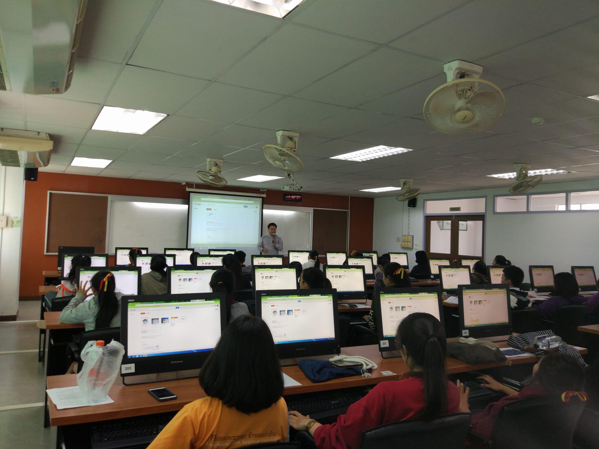 12. วันที่ 6 ธันวาคม 2560 โครงการเสริมสร้างคุณลักษณะบัณฑิตของนักศึกษาโปรแกรมวิชาภาษาจีน กิจกรรมอบรมเชิงปฏิบัติการเพื่อพัฒนาสื่อนวัตกรรมการเรียนรู้สำหรับครูภาษาจีน ณ ห้องปฏิบัติการคอมพิวเตอร์ 1 ชั้น 4 ตึกครุศาสตร์