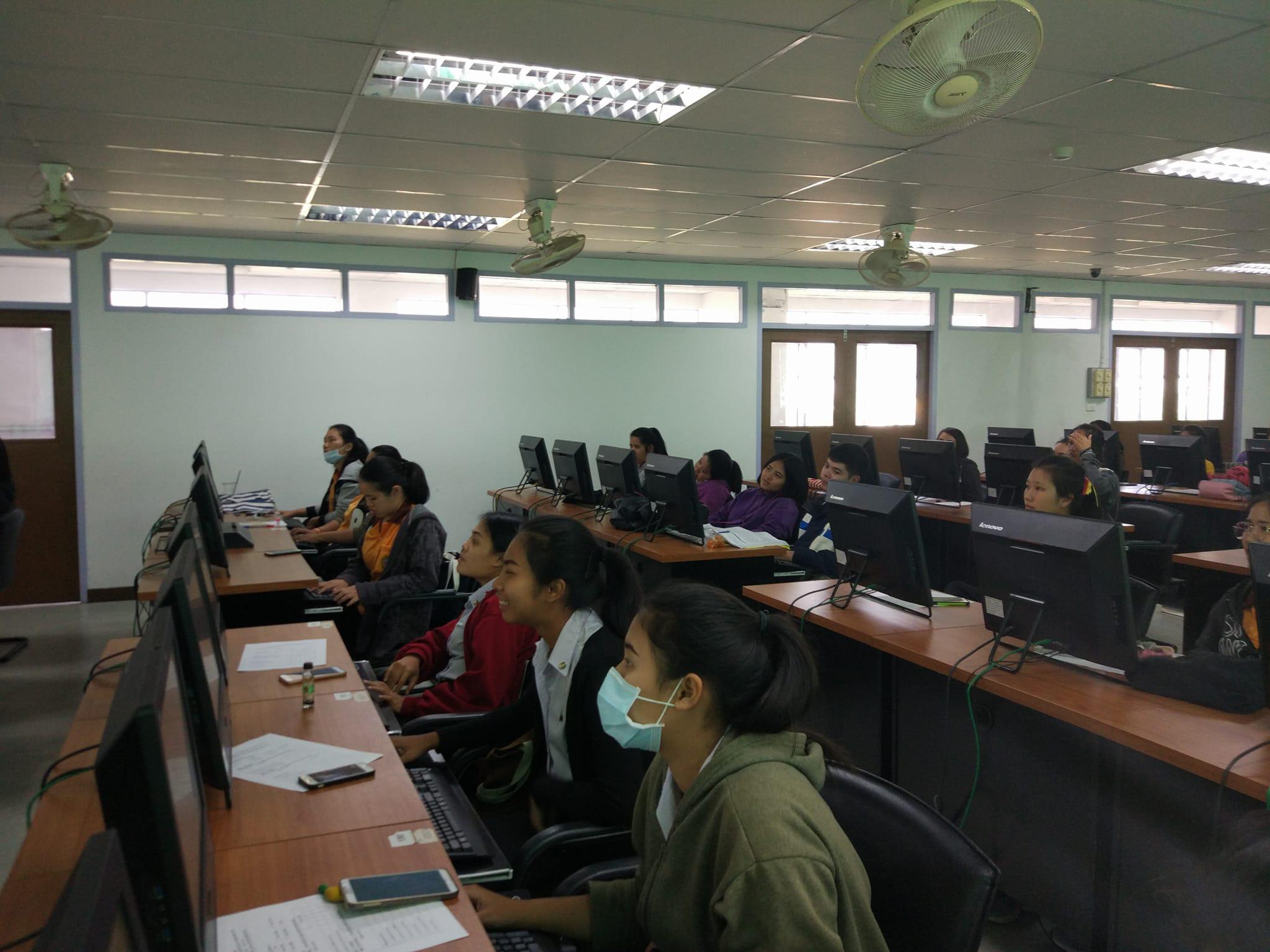 13. วันที่ 6 ธันวาคม 2560 โครงการเสริมสร้างคุณลักษณะบัณฑิตของนักศึกษาโปรแกรมวิชาภาษาจีน กิจกรรมอบรมเชิงปฏิบัติการเพื่อพัฒนาสื่อนวัตกรรมการเรียนรู้สำหรับครูภาษาจีน ณ ห้องปฏิบัติการคอมพิวเตอร์ 1 ชั้น 4 ตึกครุศาสตร์
