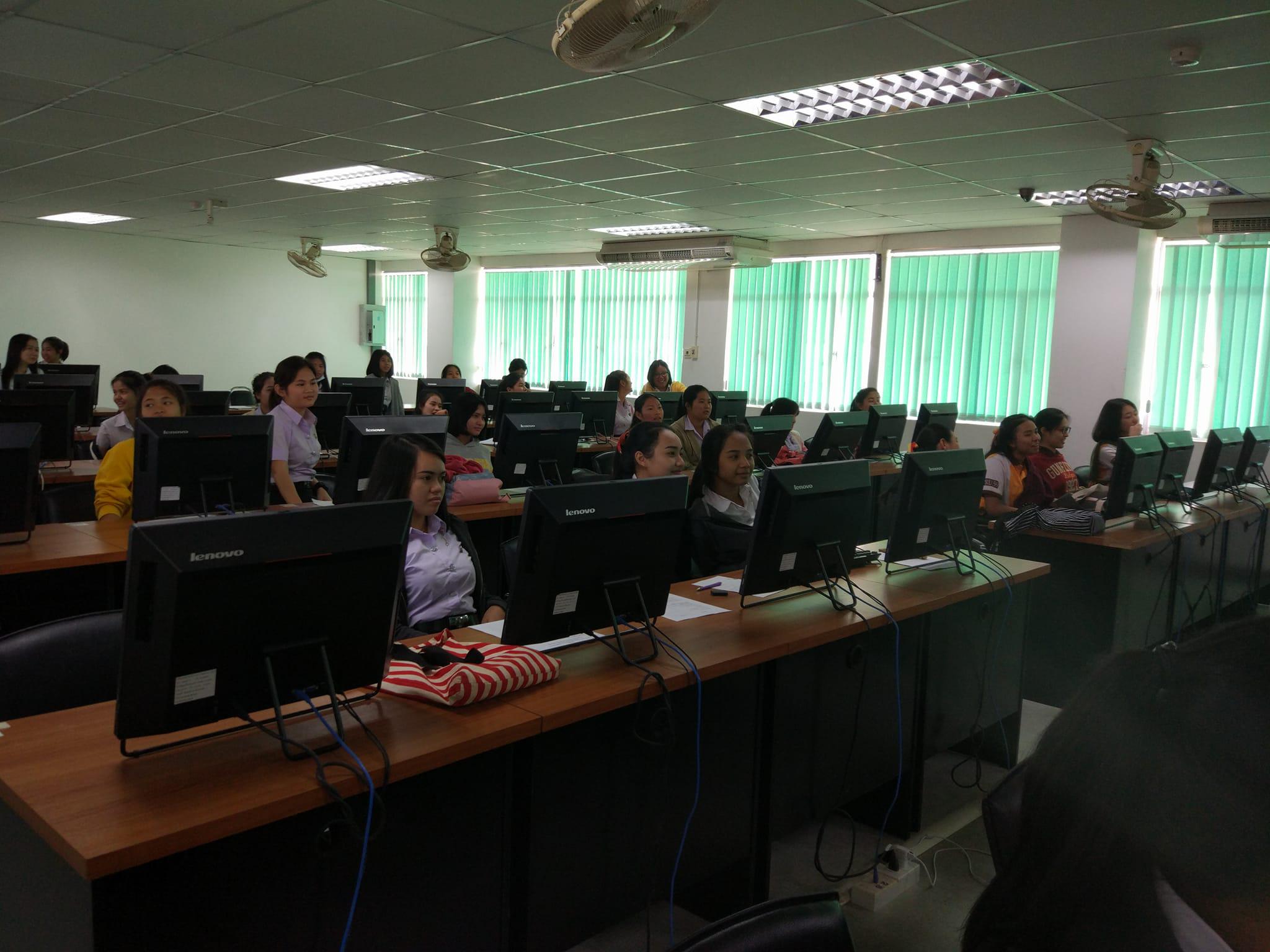 2. วันที่ 6 ธันวาคม 2560 โครงการเสริมสร้างคุณลักษณะบัณฑิตของนักศึกษาโปรแกรมวิชาภาษาจีน กิจกรรมอบรมเชิงปฏิบัติการเพื่อพัฒนาสื่อนวัตกรรมการเรียนรู้สำหรับครูภาษาจีน ณ ห้องปฏิบัติการคอมพิวเตอร์ 1 ชั้น 4 ตึกครุศาสตร์