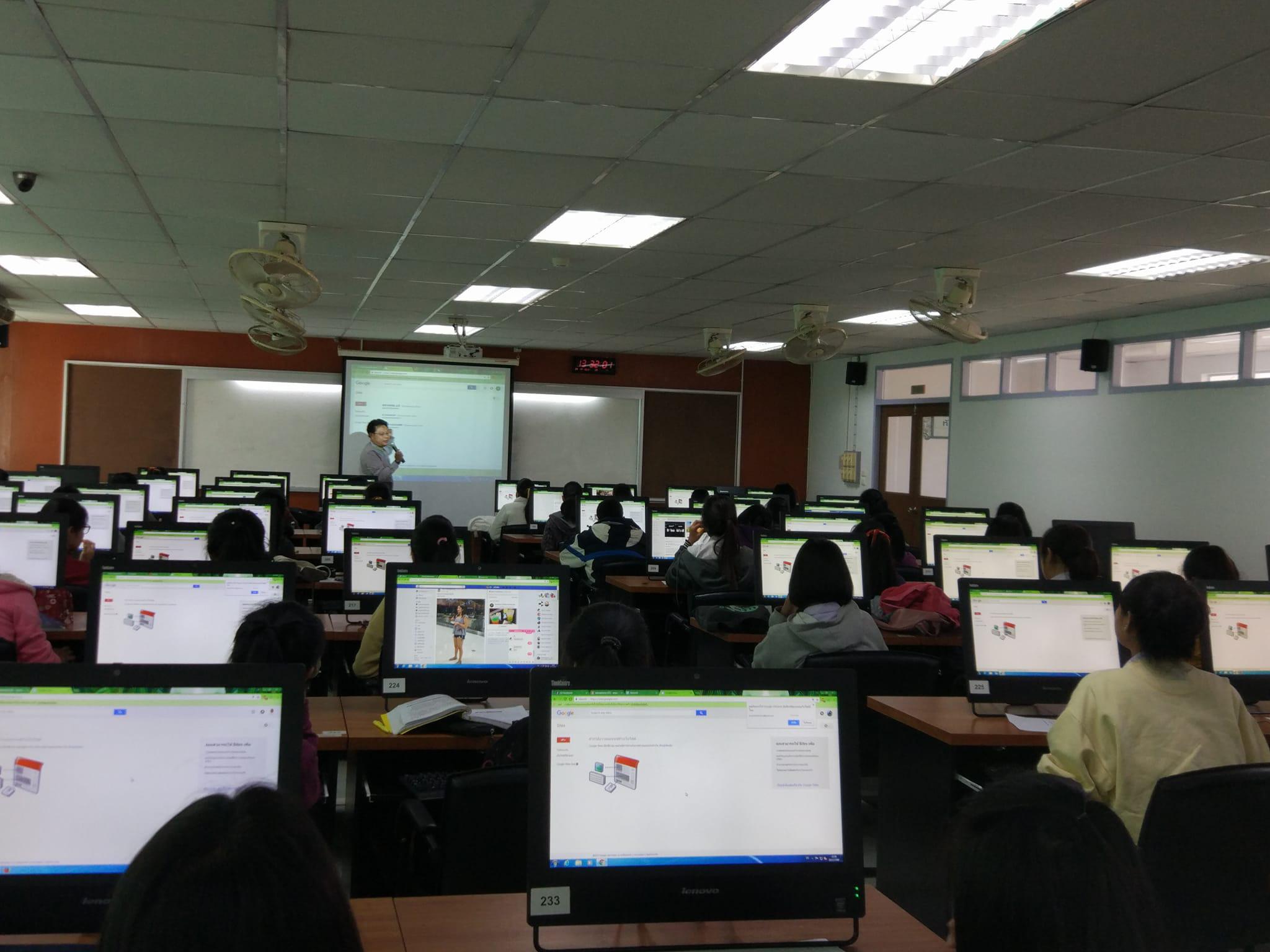 4. วันที่ 6 ธันวาคม 2560 โครงการเสริมสร้างคุณลักษณะบัณฑิตของนักศึกษาโปรแกรมวิชาภาษาจีน กิจกรรมอบรมเชิงปฏิบัติการเพื่อพัฒนาสื่อนวัตกรรมการเรียนรู้สำหรับครูภาษาจีน ณ ห้องปฏิบัติการคอมพิวเตอร์ 1 ชั้น 4 ตึกครุศาสตร์