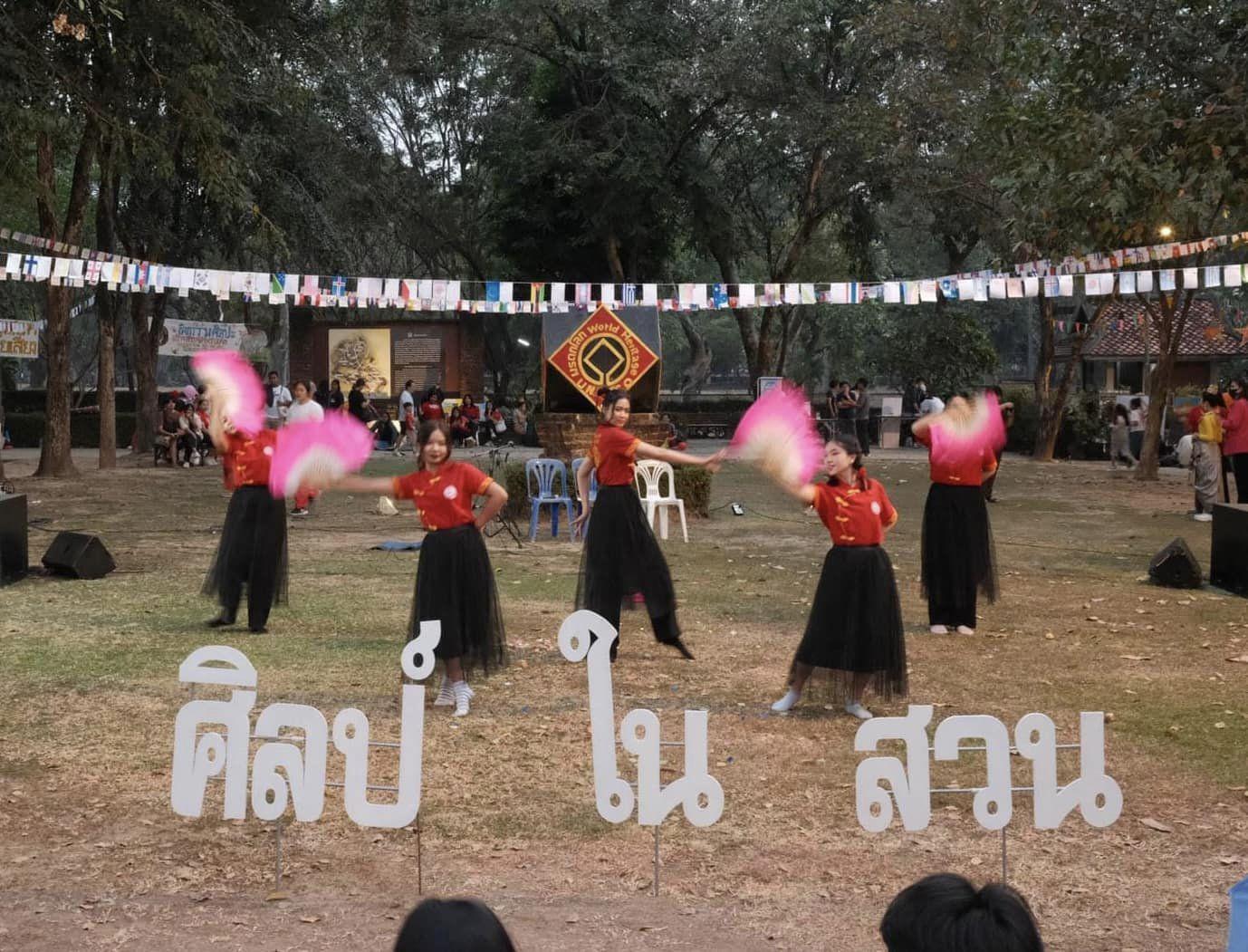 นักศึกษาชั้นปีที่ 2 โปรแกรมวิชาภาษาจีน คณะครุศาสตร์ มรภ.กำแพงเพชรแสดงโชว์ในชุด “ผสมผสานวัฒนธรรมจีน”ในงานศิลป์ในสวนปีที่ 8 ครั้งที่ 20