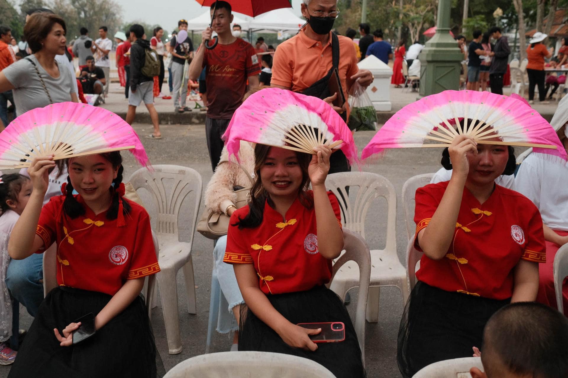 6. นักศึกษาชั้นปีที่ 2 โปรแกรมวิชาภาษาจีน คณะครุศาสตร์ มรภ.กำแพงเพชรแสดงโชว์ในชุด “ผสมผสานวัฒนธรรมจีน”ในงานศิลป์ในสวนปีที่ 8 ครั้งที่ 20