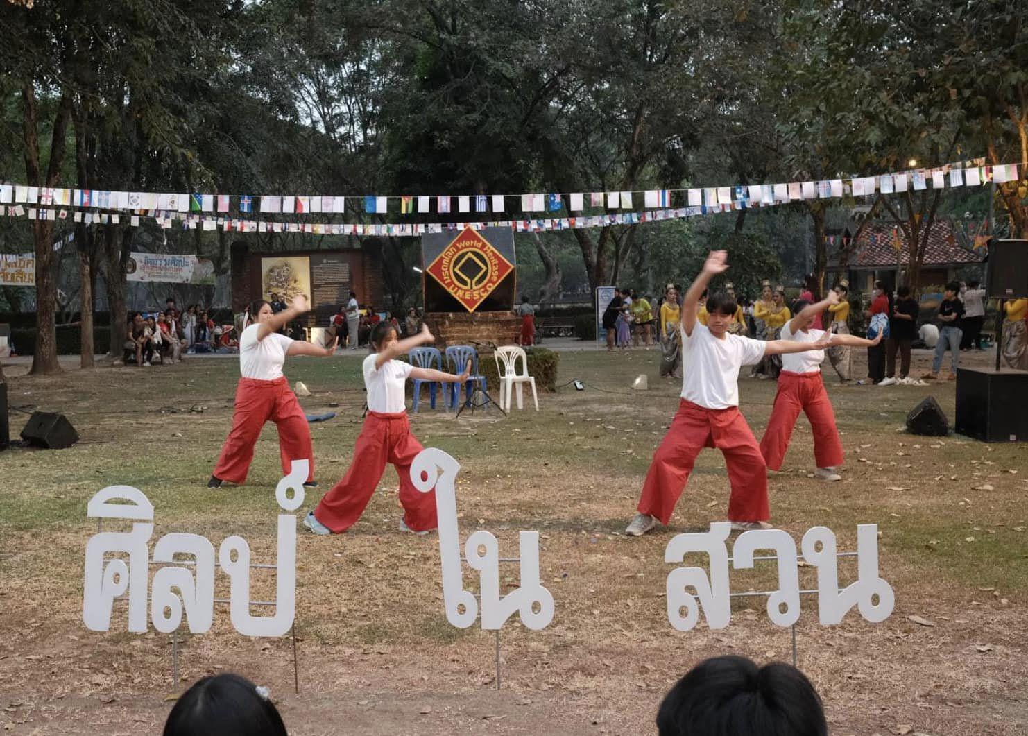 7. นักศึกษาชั้นปีที่ 2 โปรแกรมวิชาภาษาจีน คณะครุศาสตร์ มรภ.กำแพงเพชรแสดงโชว์ในชุด “ผสมผสานวัฒนธรรมจีน”ในงานศิลป์ในสวนปีที่ 8 ครั้งที่ 20