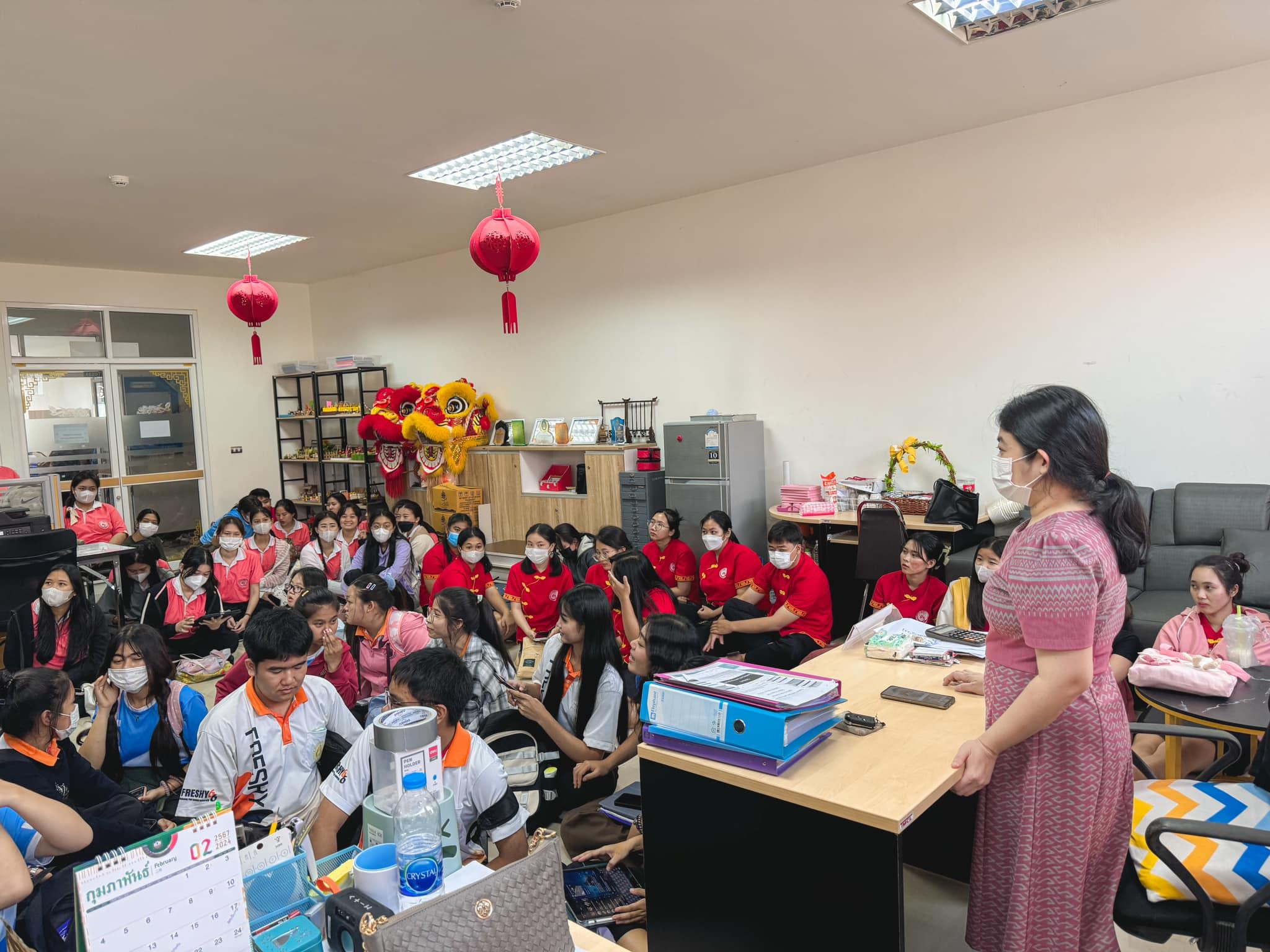 5. วันที่ 27 กุมภาพันธ์ 2567 โปรแกรมวิชาภาษาจีนมีการประชุมรวมเอกระหว่างอาจารย์และนักศึกษาทุกชั้นปีเพื่อแนะแนว พูดคุย ปรึกษา วางแผนกิจกรรมและการจัดการเรียนการสอนต่างๆในโปรแกรมวิชาภาษาจีนให้ทุกอย่างดำเนินการไปอย่างราบรื่นและไปในทิศทางเดียวกัน