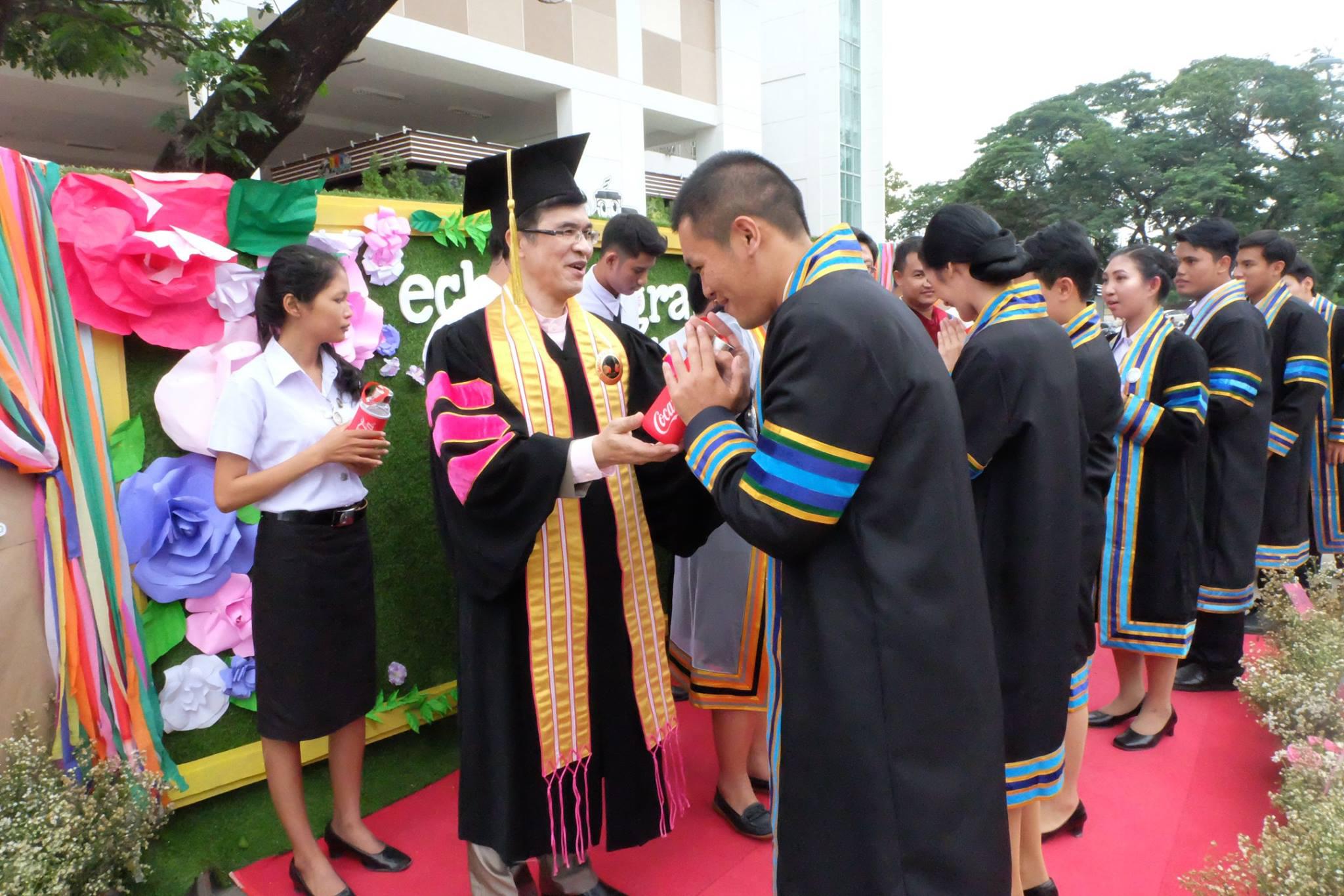 17.  ยินดีกับบัณฑิตใหม่ป้ายแดงโปรแกรมวิชาคอมพิวเตอร์ คณะครุศาสตร์ วันที่ 12 พฤศจิกายน 2017