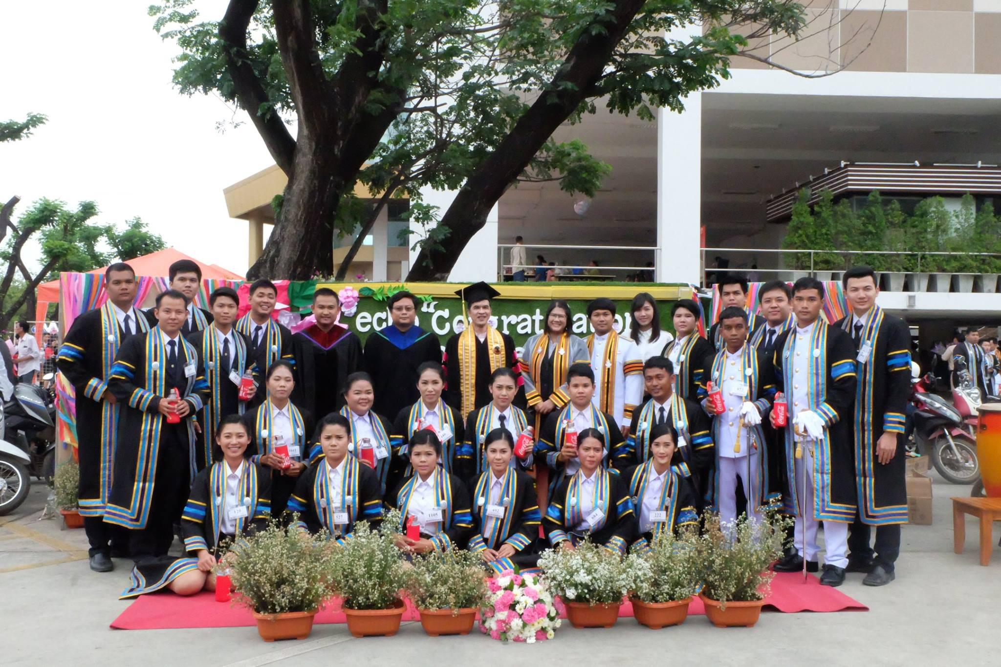 2.  ยินดีกับบัณฑิตใหม่ป้ายแดงโปรแกรมวิชาคอมพิวเตอร์ คณะครุศาสตร์ วันที่ 12 พฤศจิกายน 2017