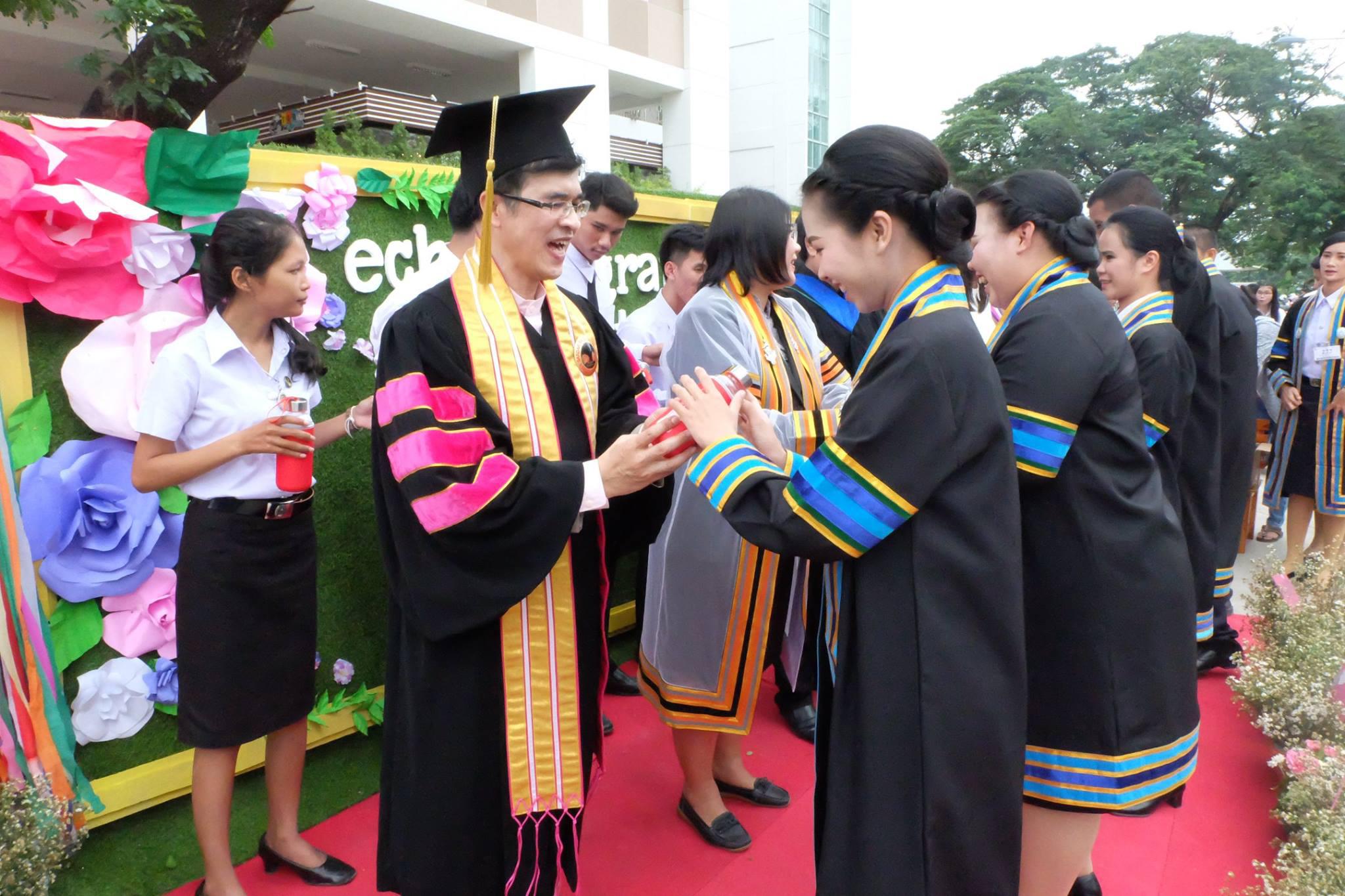 4.  ยินดีกับบัณฑิตใหม่ป้ายแดงโปรแกรมวิชาคอมพิวเตอร์ คณะครุศาสตร์ วันที่ 12 พฤศจิกายน 2017