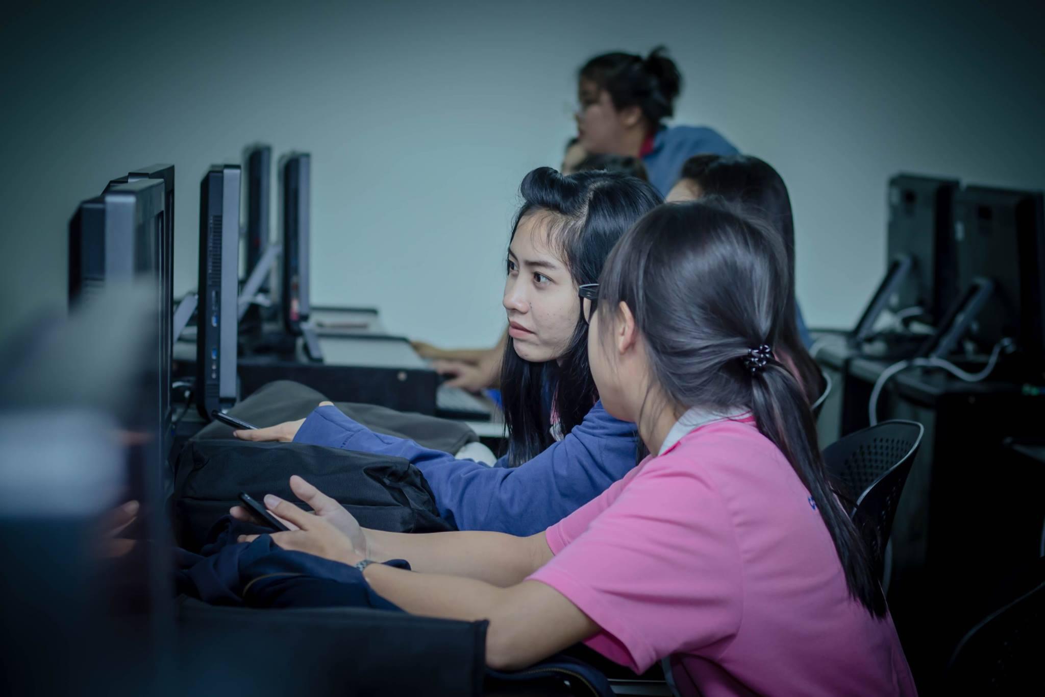6. โครงการฝึกอมรมการใช้งาน google site นักศึกษาโปรแกรมวิชาคอมพิวเตอร์ ชั้นปีที่ 2 วันที่ 29 พฤศจิกายน 2017