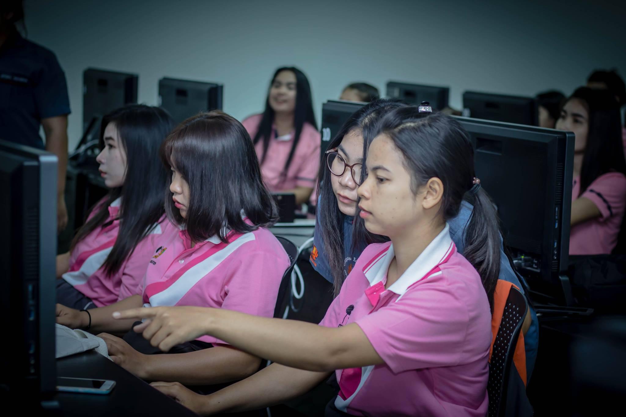 21. โครงการฝึกอมรมการใช้งาน google site นักศึกษาโปรแกรมวิชาคอมพิวเตอร์ ชั้นปีที่ 2 วันที่ 29 พฤศจิกายน 2017
