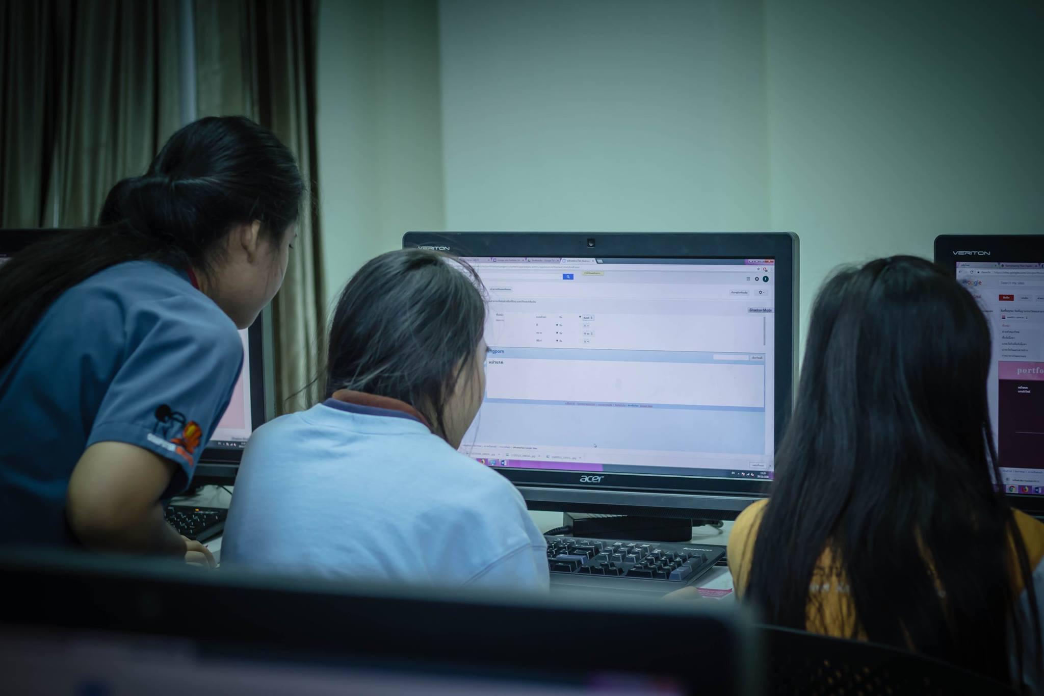 26. โครงการฝึกอมรมการใช้งาน google site นักศึกษาโปรแกรมวิชาคอมพิวเตอร์ ชั้นปีที่ 2 วันที่ 29 พฤศจิกายน 2017