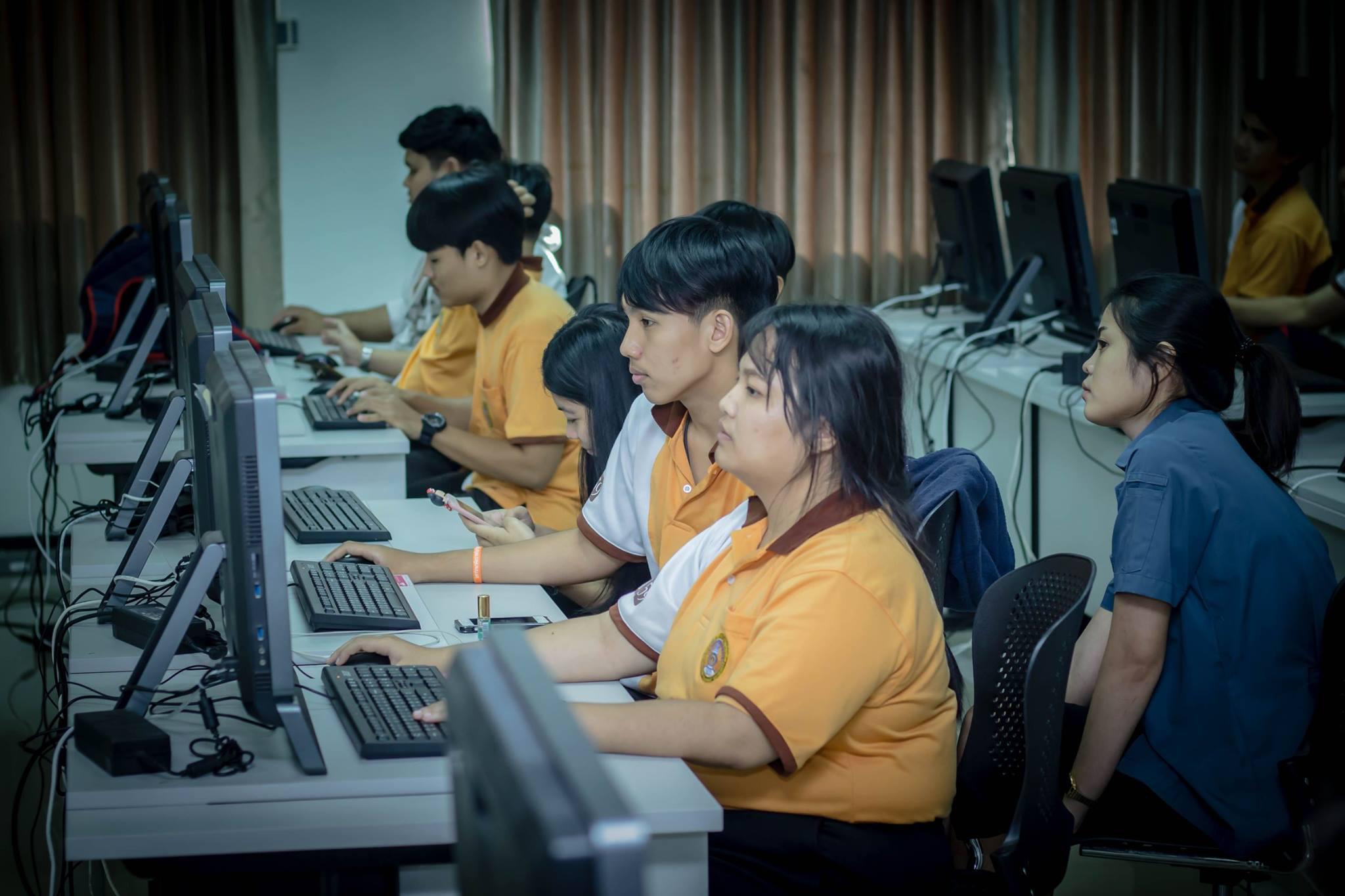 31. โครงการฝึกอมรมการใช้งาน google site นักศึกษาโปรแกรมวิชาคอมพิวเตอร์ ชั้นปีที่ 2 วันที่ 29 พฤศจิกายน 2017
