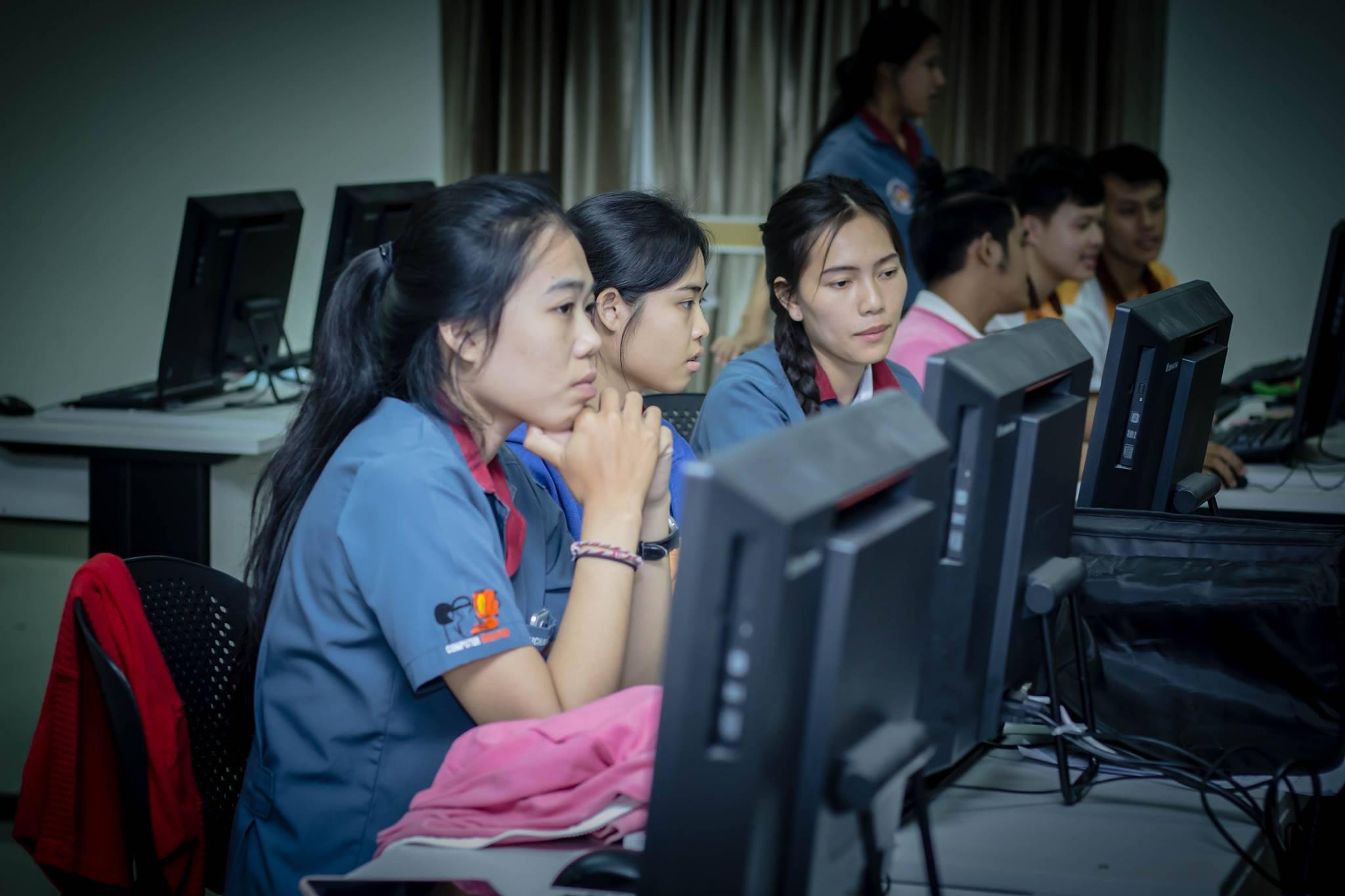 32. โครงการฝึกอมรมการใช้งาน google site นักศึกษาโปรแกรมวิชาคอมพิวเตอร์ ชั้นปีที่ 2 วันที่ 29 พฤศจิกายน 2017