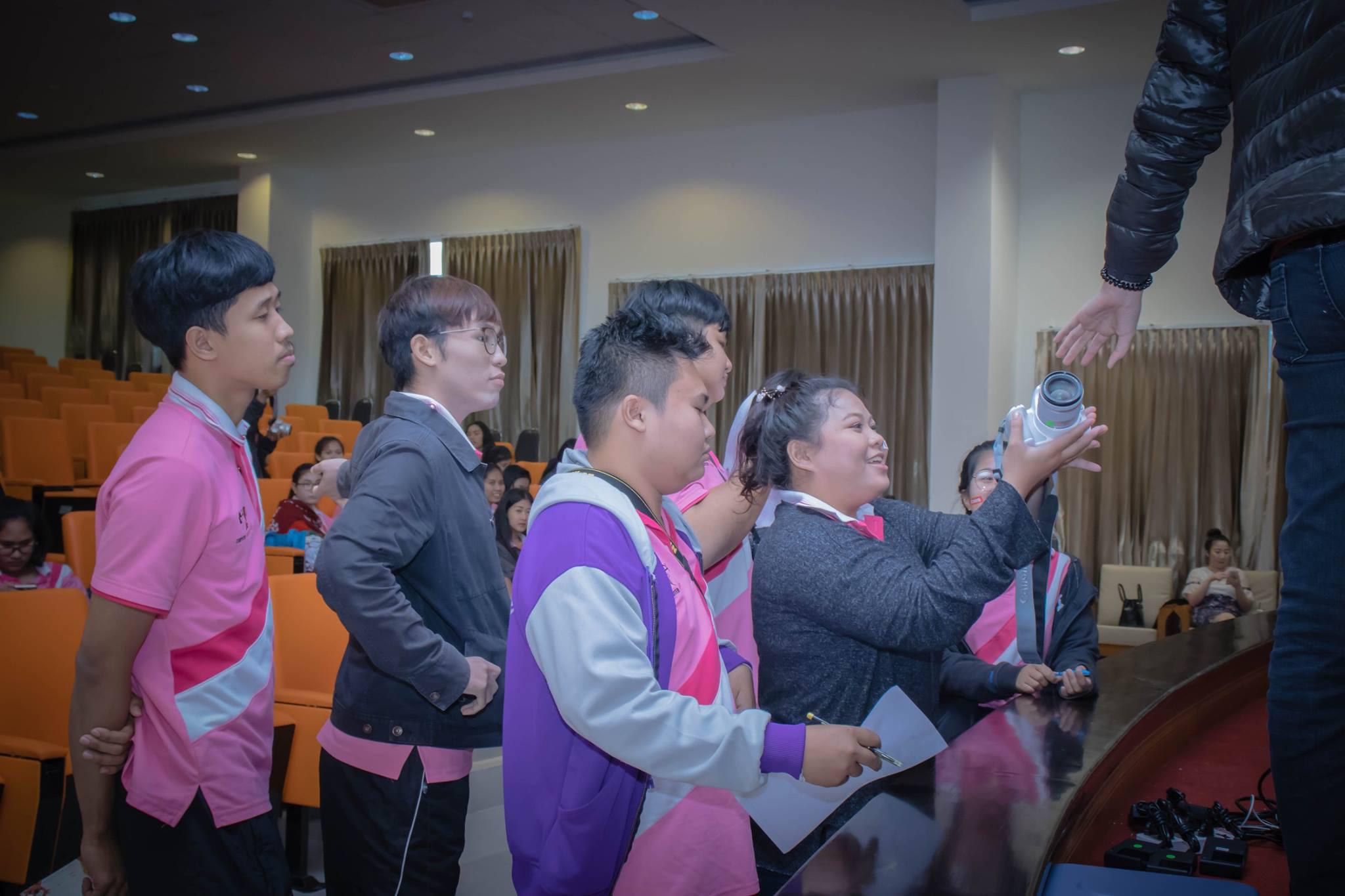 5. อมรมการเรียนรู้วัฒนธรรมประเพณีผ่านการใช้กล้องดิจิตอล โปรแกรมวิชาคอมพิวเตอร์  ชั้นปีที่ 4 รหัส 5711210 และ 5711211