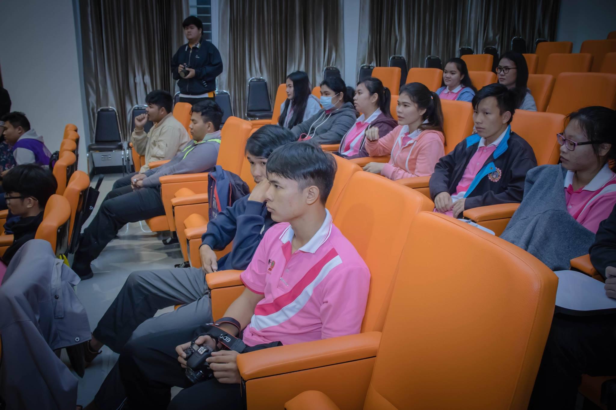 10. อมรมการเรียนรู้วัฒนธรรมประเพณีผ่านการใช้กล้องดิจิตอล โปรแกรมวิชาคอมพิวเตอร์  ชั้นปีที่ 4 รหัส 5711210 และ 5711211