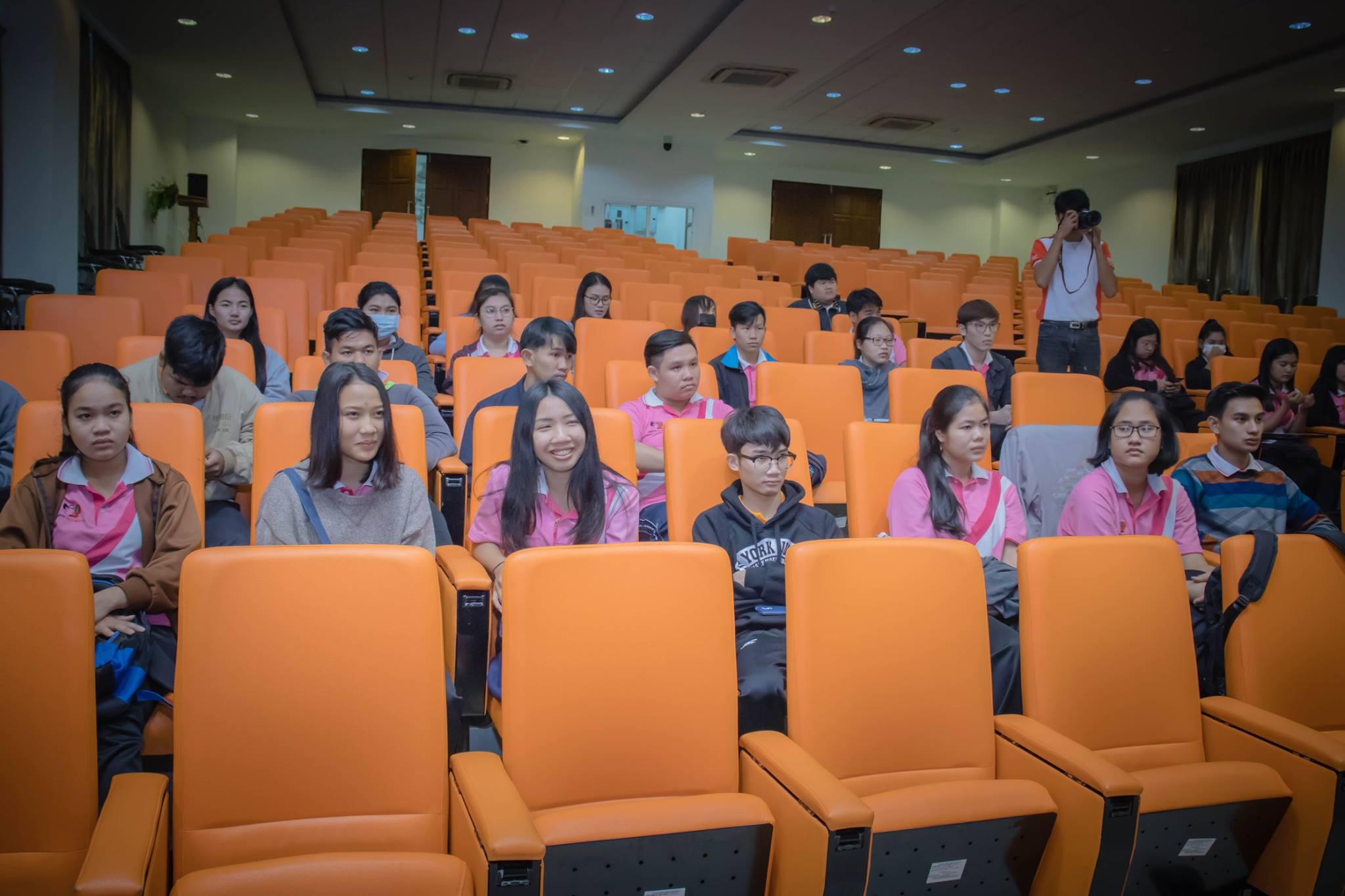 21. อมรมการเรียนรู้วัฒนธรรมประเพณีผ่านการใช้กล้องดิจิตอล โปรแกรมวิชาคอมพิวเตอร์  ชั้นปีที่ 4 รหัส 5711210 และ 5711211