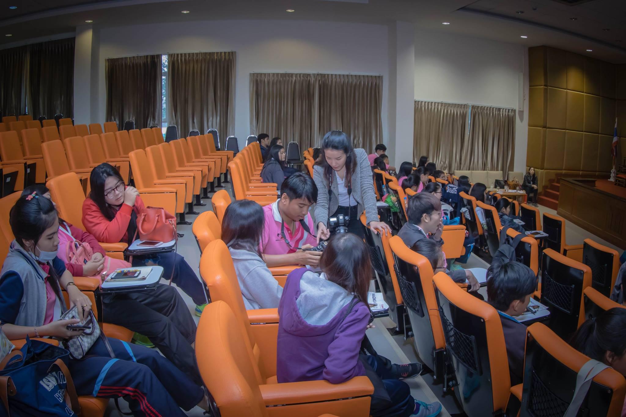 23. อมรมการเรียนรู้วัฒนธรรมประเพณีผ่านการใช้กล้องดิจิตอล โปรแกรมวิชาคอมพิวเตอร์  ชั้นปีที่ 4 รหัส 5711210 และ 5711211