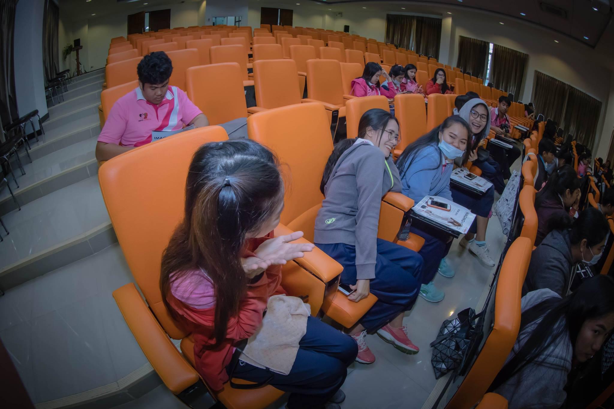 32. อมรมการเรียนรู้วัฒนธรรมประเพณีผ่านการใช้กล้องดิจิตอล โปรแกรมวิชาคอมพิวเตอร์  ชั้นปีที่ 4 รหัส 5711210 และ 5711211