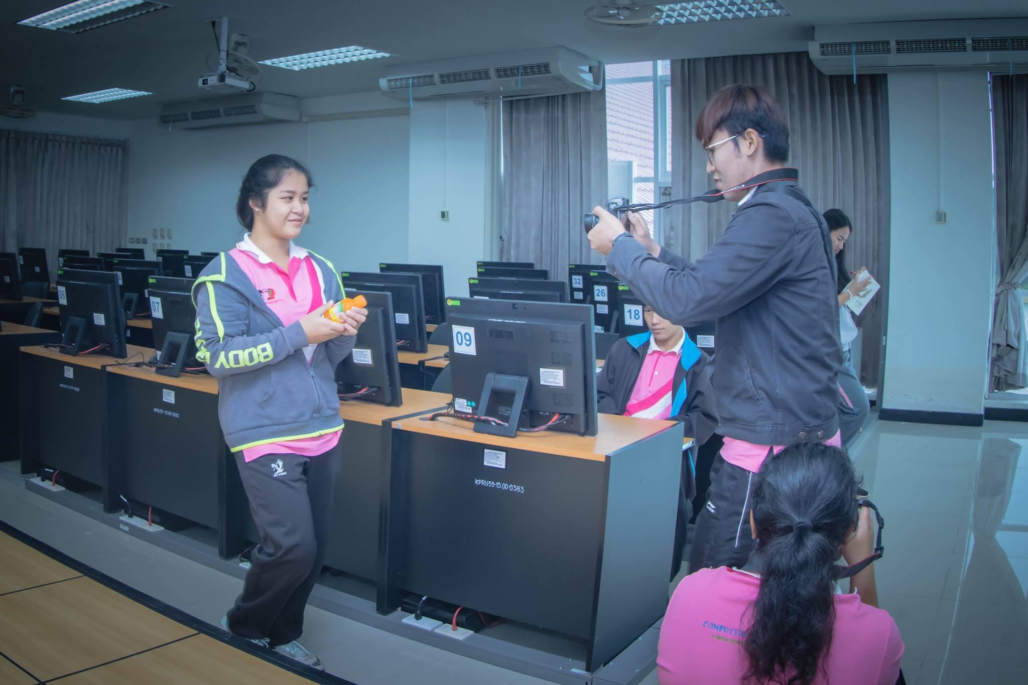 56. อมรมการเรียนรู้วัฒนธรรมประเพณีผ่านการใช้กล้องดิจิตอล โปรแกรมวิชาคอมพิวเตอร์  ชั้นปีที่ 4 รหัส 5711210 และ 5711211