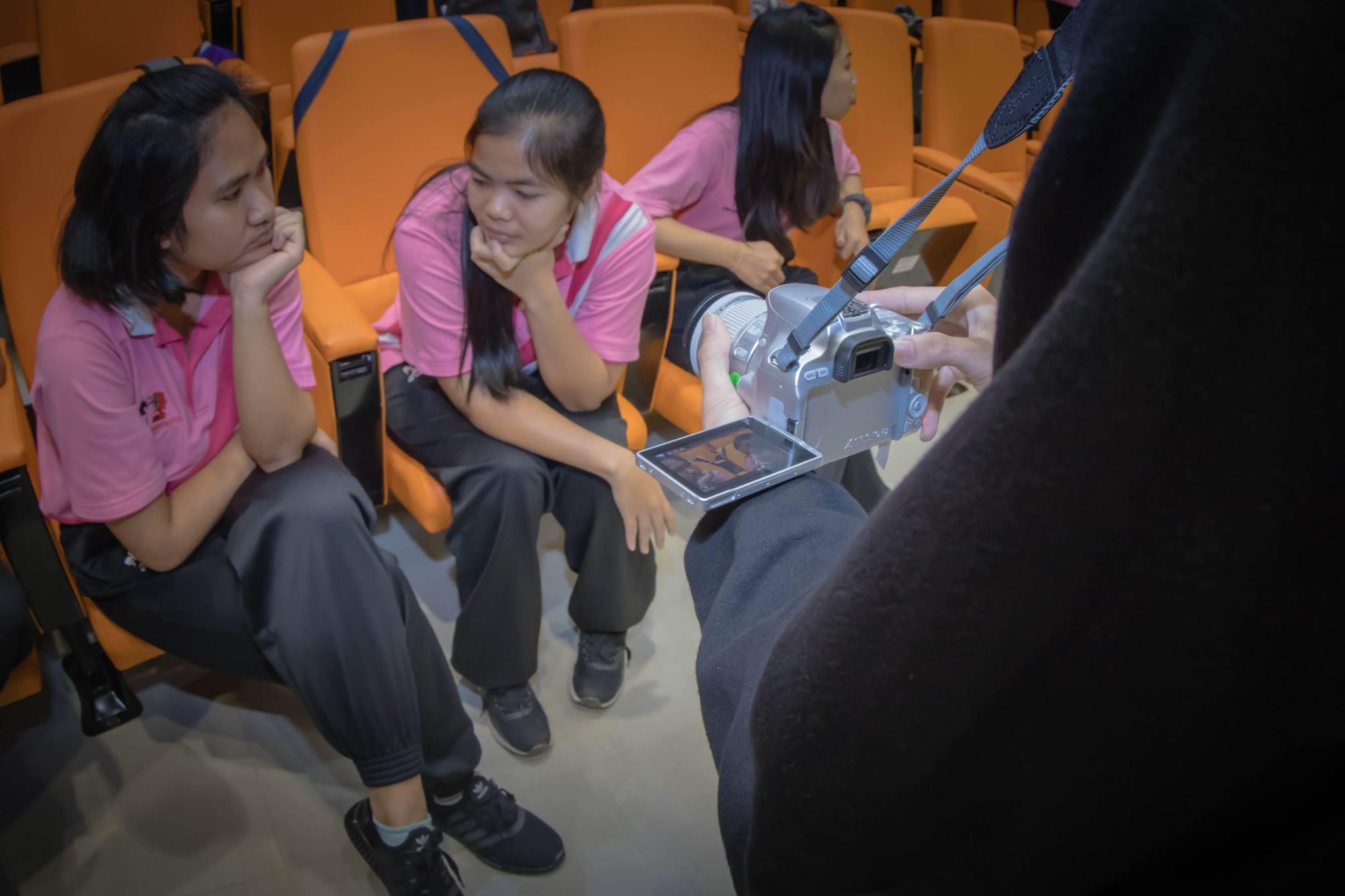 2. อมรมการเรียนรู้วัฒนธรรมประเพณีผ่านการใช้กล้องดิจิตอล โปรแกรมวิชาคอมพิวเตอร์  ชั้นปีที่ 4 รหัส 5711210 และ 5711211