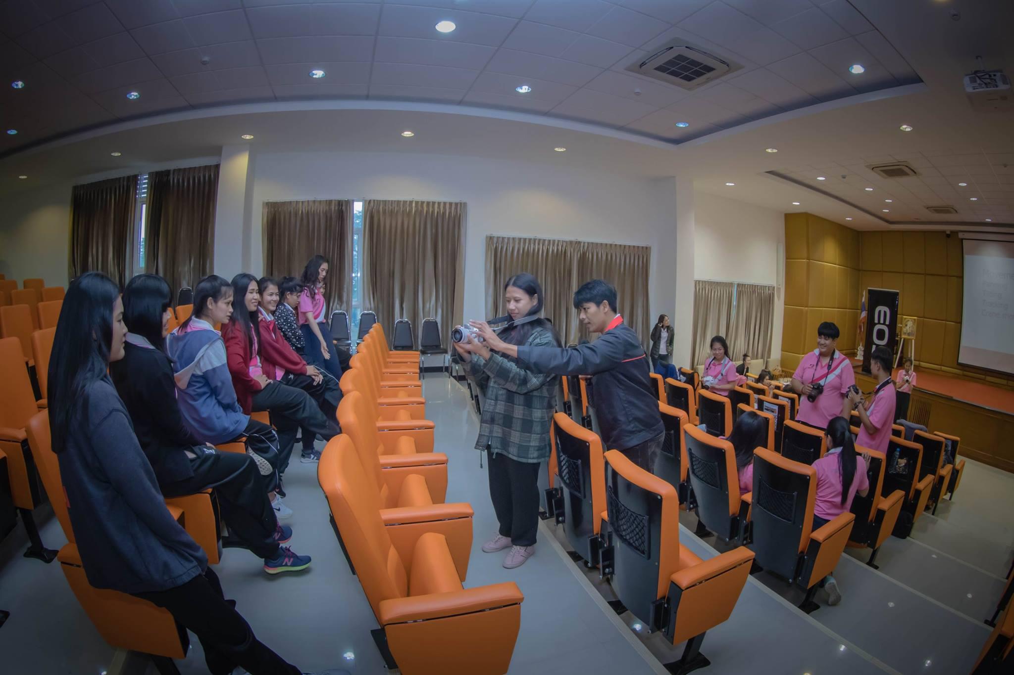 3. อมรมการเรียนรู้วัฒนธรรมประเพณีผ่านการใช้กล้องดิจิตอล โปรแกรมวิชาคอมพิวเตอร์  ชั้นปีที่ 4 รหัส 5711210 และ 5711211