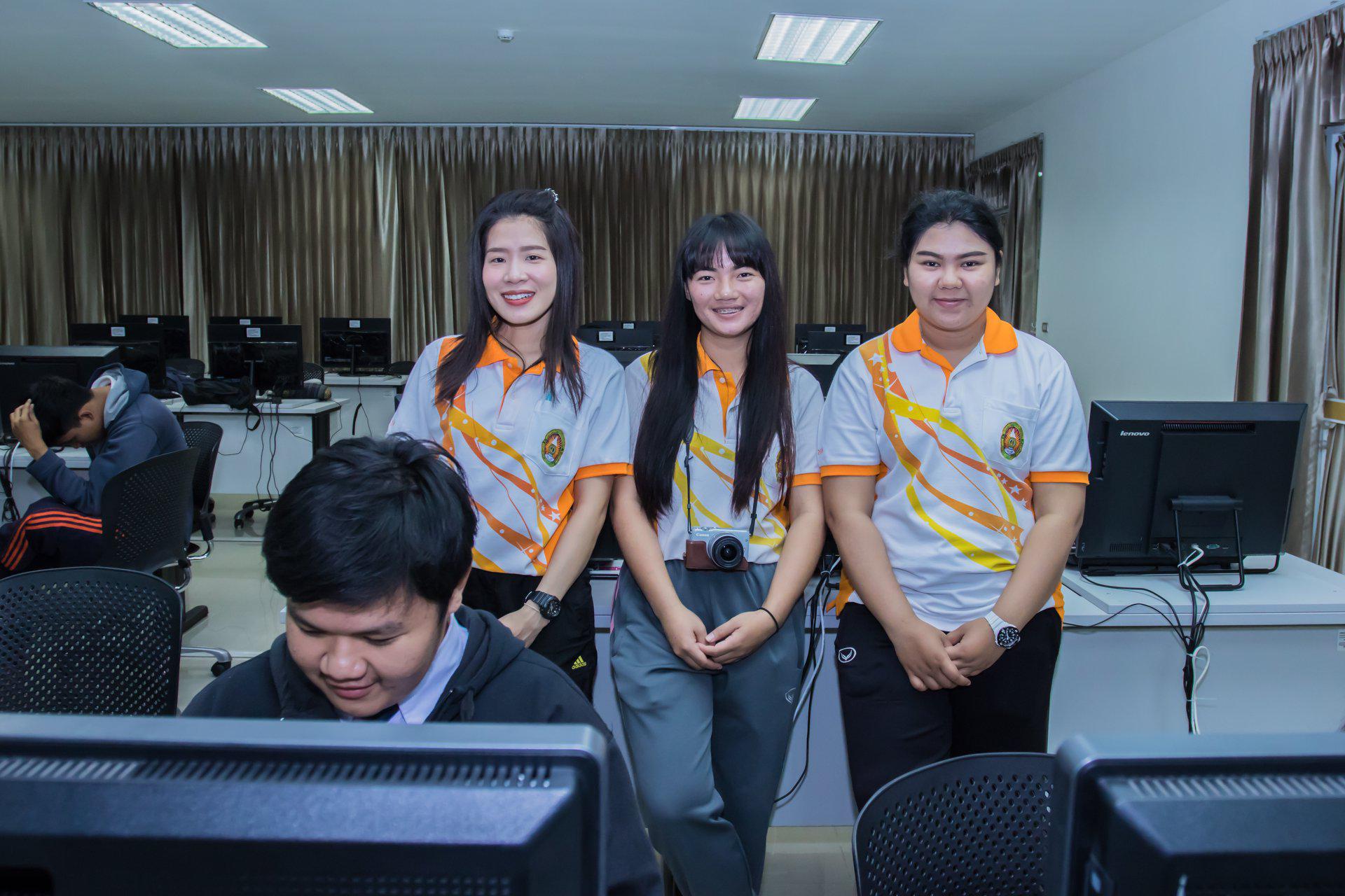 6. โครงการฝึกอมรมการใช้งาน google site นักศึกษาโปรแกรมวิชาคอมพิวเตอร์ ชั้นปีที่ 3 วันที่ 7 กุมภาพันธ์  2018
