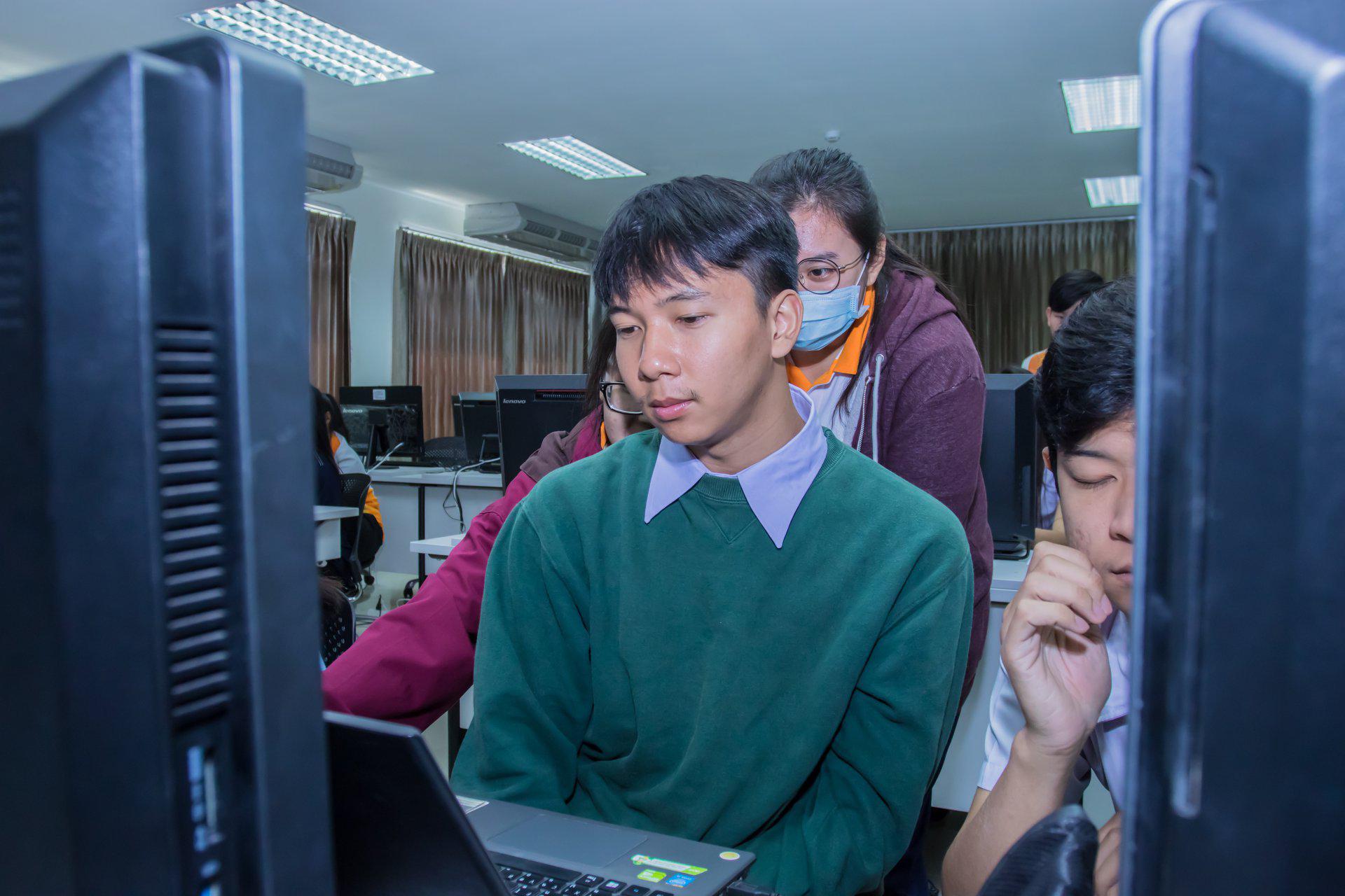 12. โครงการฝึกอมรมการใช้งาน google site นักศึกษาโปรแกรมวิชาคอมพิวเตอร์ ชั้นปีที่ 3 วันที่ 7 กุมภาพันธ์  2018