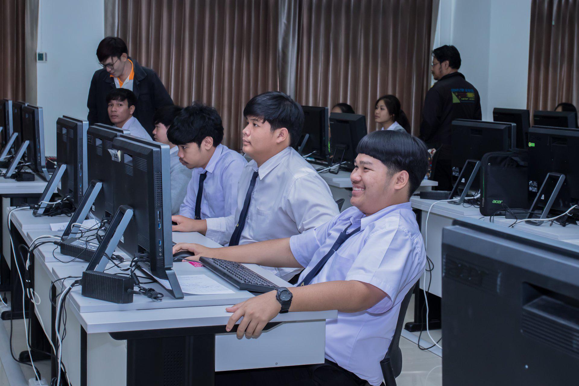 13. โครงการฝึกอมรมการใช้งาน google site นักศึกษาโปรแกรมวิชาคอมพิวเตอร์ ชั้นปีที่ 3 วันที่ 7 กุมภาพันธ์  2018