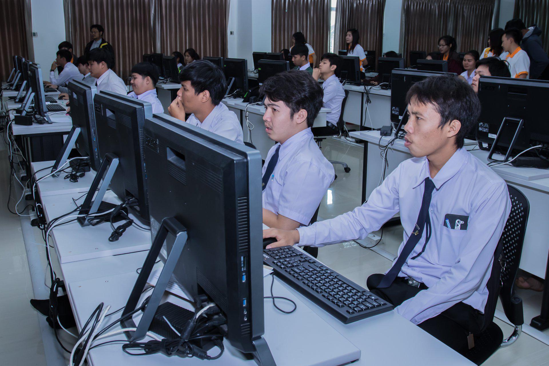 28. โครงการฝึกอมรมการใช้งาน google site นักศึกษาโปรแกรมวิชาคอมพิวเตอร์ ชั้นปีที่ 3 วันที่ 7 กุมภาพันธ์  2018