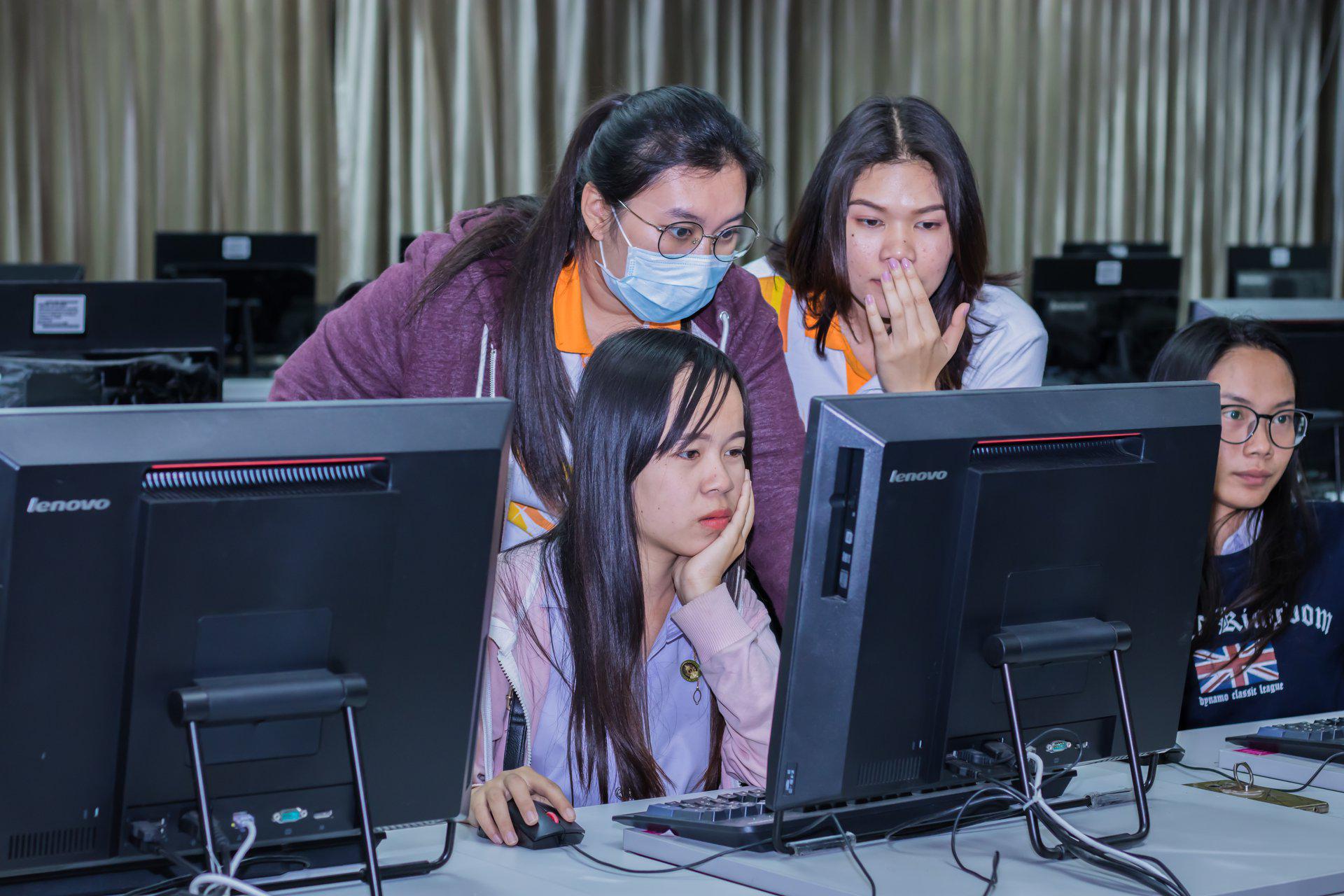29. โครงการฝึกอมรมการใช้งาน google site นักศึกษาโปรแกรมวิชาคอมพิวเตอร์ ชั้นปีที่ 3 วันที่ 7 กุมภาพันธ์  2018