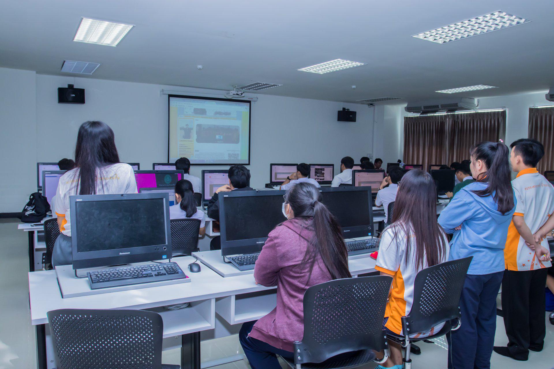 31. โครงการฝึกอมรมการใช้งาน google site นักศึกษาโปรแกรมวิชาคอมพิวเตอร์ ชั้นปีที่ 3 วันที่ 7 กุมภาพันธ์  2018