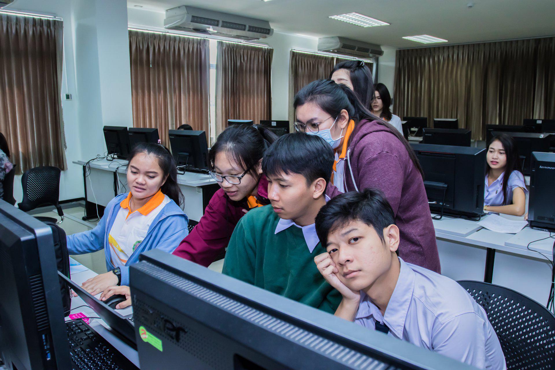 39. โครงการฝึกอมรมการใช้งาน google site นักศึกษาโปรแกรมวิชาคอมพิวเตอร์ ชั้นปีที่ 3 วันที่ 7 กุมภาพันธ์  2018