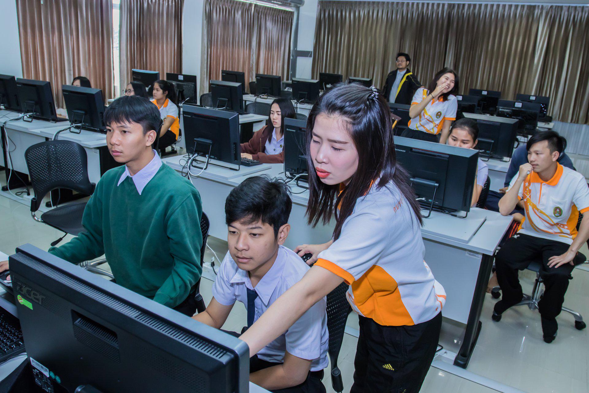 41. โครงการฝึกอมรมการใช้งาน google site นักศึกษาโปรแกรมวิชาคอมพิวเตอร์ ชั้นปีที่ 3 วันที่ 7 กุมภาพันธ์  2018