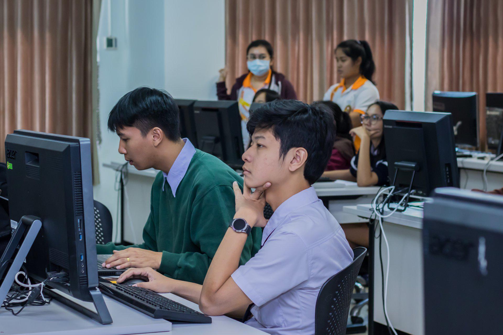 43. โครงการฝึกอมรมการใช้งาน google site นักศึกษาโปรแกรมวิชาคอมพิวเตอร์ ชั้นปีที่ 3 วันที่ 7 กุมภาพันธ์  2018
