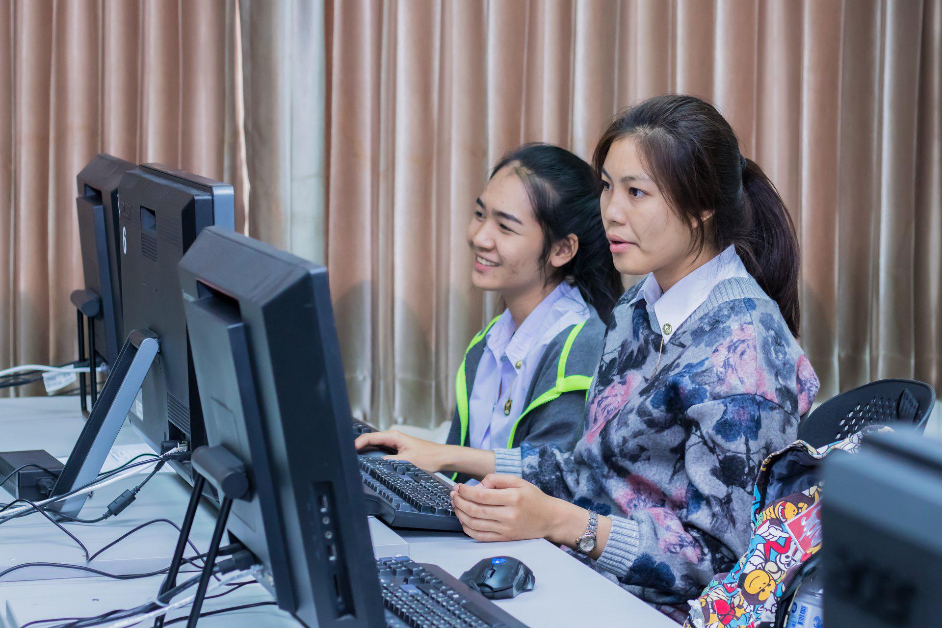 4. โครงการฝึกอมรมการใช้งาน google site นักศึกษาโปรแกรมวิชาคอมพิวเตอร์ ชั้นปีที่ 3 วันที่ 7 กุมภาพันธ์  2018