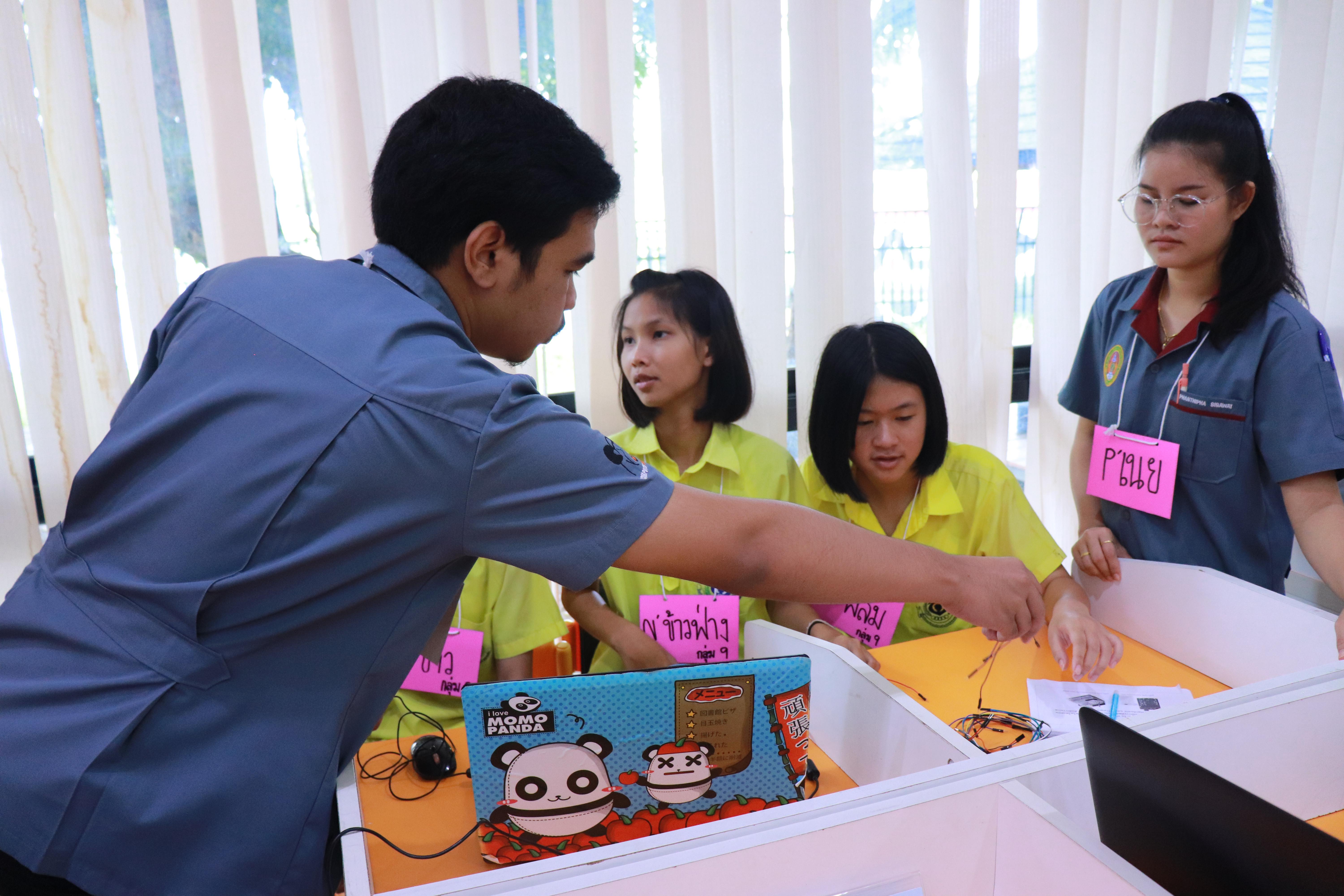 72. โครงการอบรมเชิงปฏิบัติการการพัฒนาโครงงานคอมพิวเตอร์ ด้วยระบบสมองกลฝังตัวและการเขียนโปรแกรมคอมพิวเตอร์  1-3 สิงหาคม 2561 ณ โรงเรียนองค์การบริหารส่วนจังหวัดกำแพงเพชร