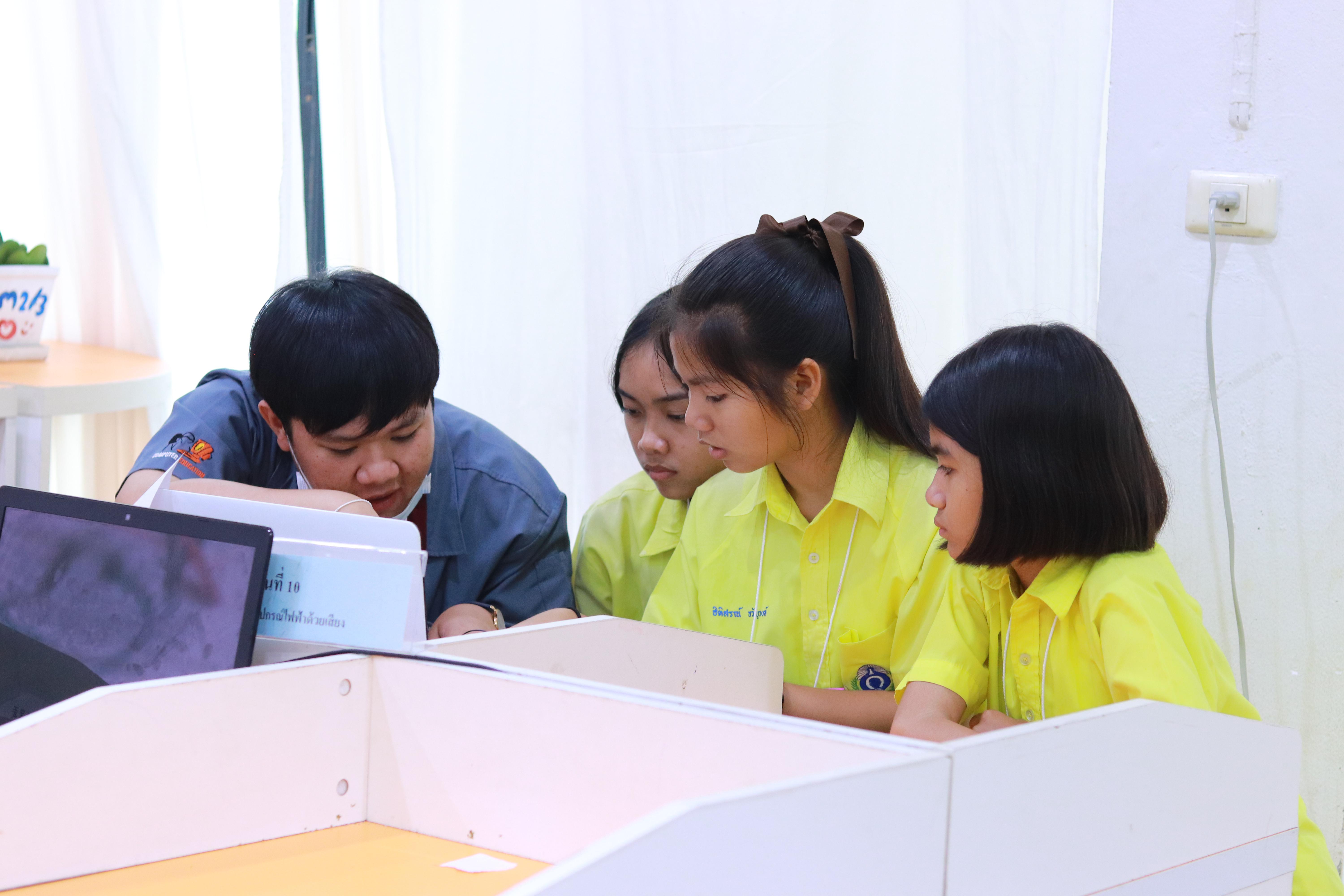 137. โครงการอบรมเชิงปฏิบัติการการพัฒนาโครงงานคอมพิวเตอร์ ด้วยระบบสมองกลฝังตัวและการเขียนโปรแกรมคอมพิวเตอร์  1-3 สิงหาคม 2561 ณ โรงเรียนองค์การบริหารส่วนจังหวัดกำแพงเพชร