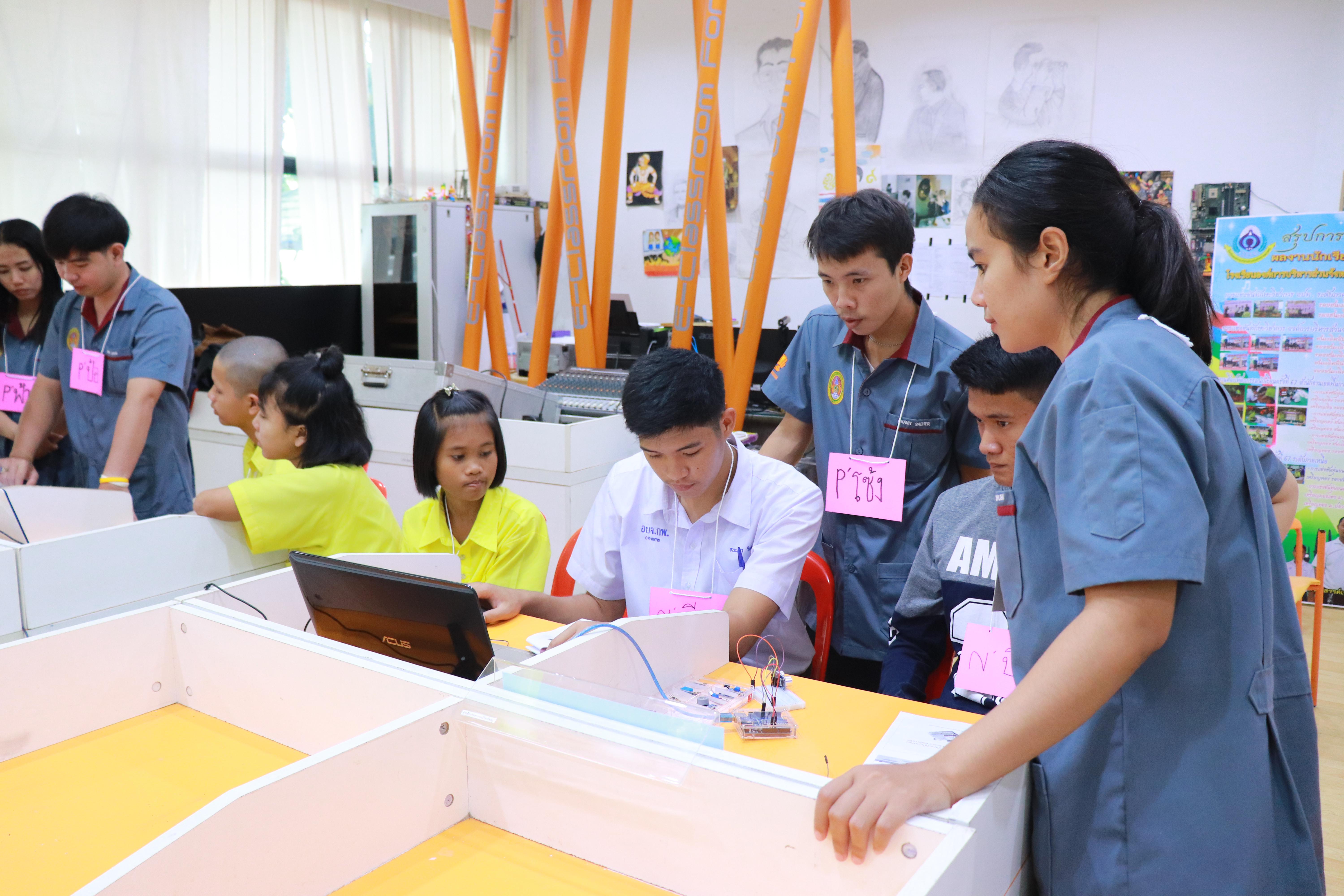 147. โครงการอบรมเชิงปฏิบัติการการพัฒนาโครงงานคอมพิวเตอร์ ด้วยระบบสมองกลฝังตัวและการเขียนโปรแกรมคอมพิวเตอร์  1-3 สิงหาคม 2561 ณ โรงเรียนองค์การบริหารส่วนจังหวัดกำแพงเพชร