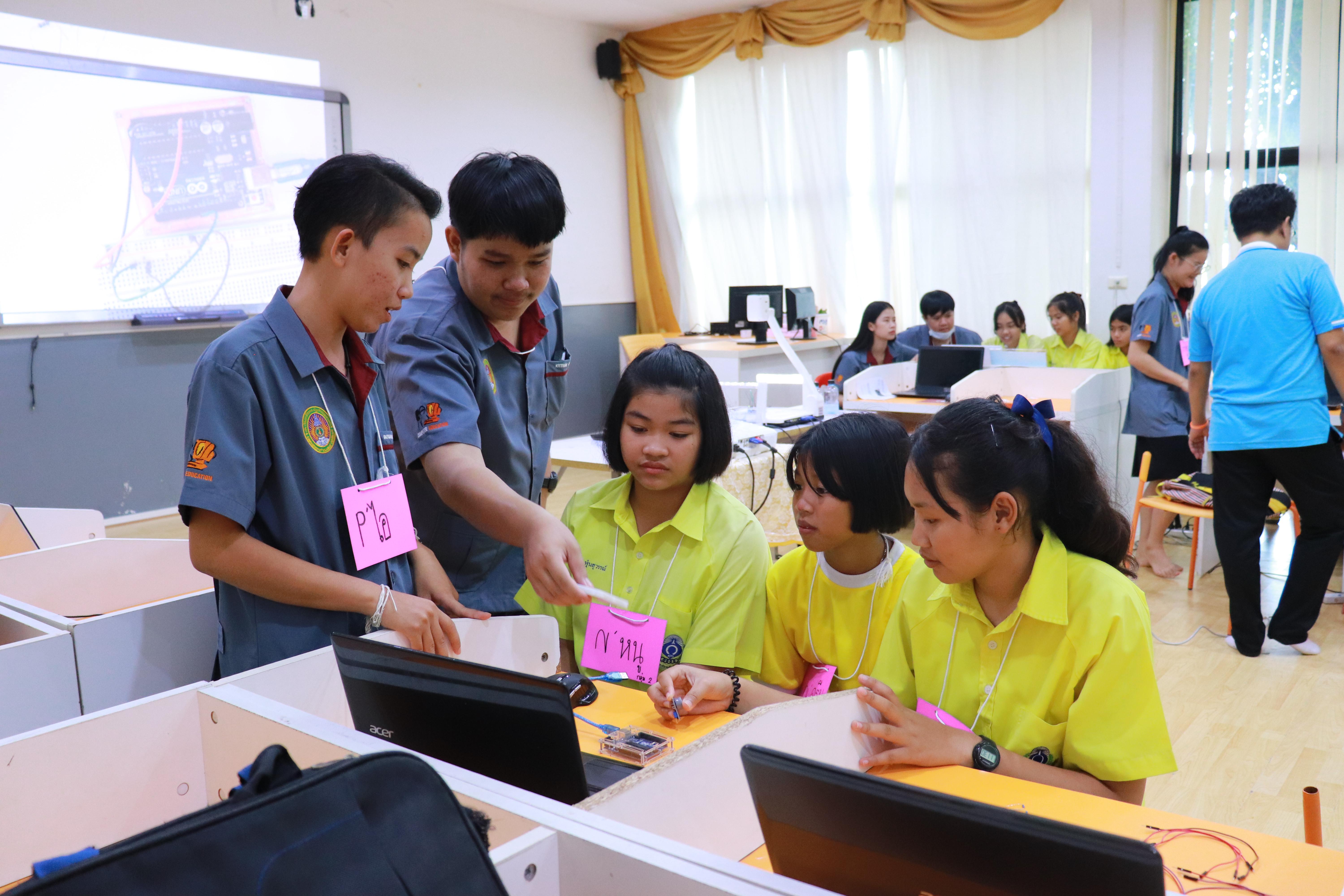 151. โครงการอบรมเชิงปฏิบัติการการพัฒนาโครงงานคอมพิวเตอร์ ด้วยระบบสมองกลฝังตัวและการเขียนโปรแกรมคอมพิวเตอร์  1-3 สิงหาคม 2561 ณ โรงเรียนองค์การบริหารส่วนจังหวัดกำแพงเพชร