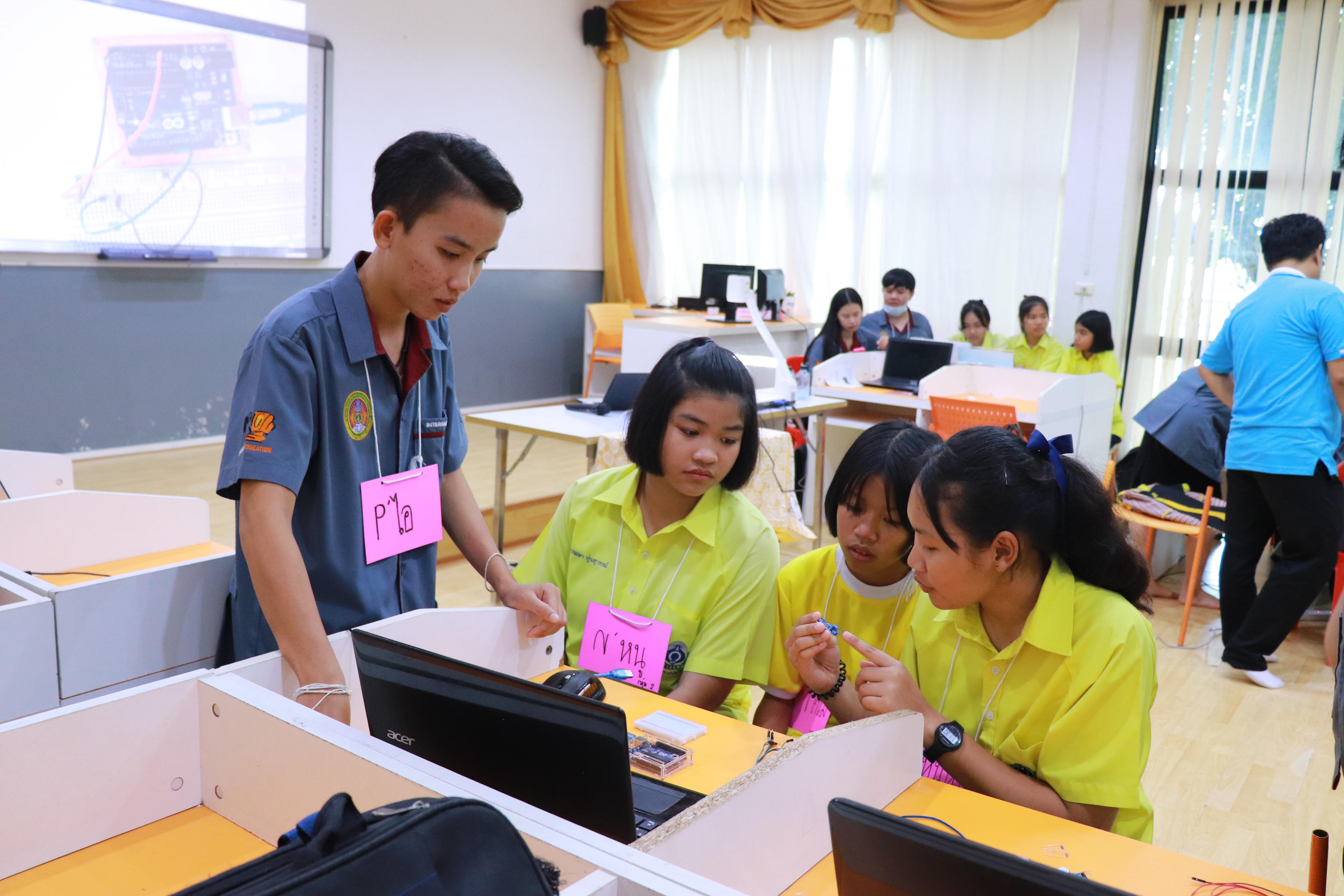 152. โครงการอบรมเชิงปฏิบัติการการพัฒนาโครงงานคอมพิวเตอร์ ด้วยระบบสมองกลฝังตัวและการเขียนโปรแกรมคอมพิวเตอร์  1-3 สิงหาคม 2561 ณ โรงเรียนองค์การบริหารส่วนจังหวัดกำแพงเพชร