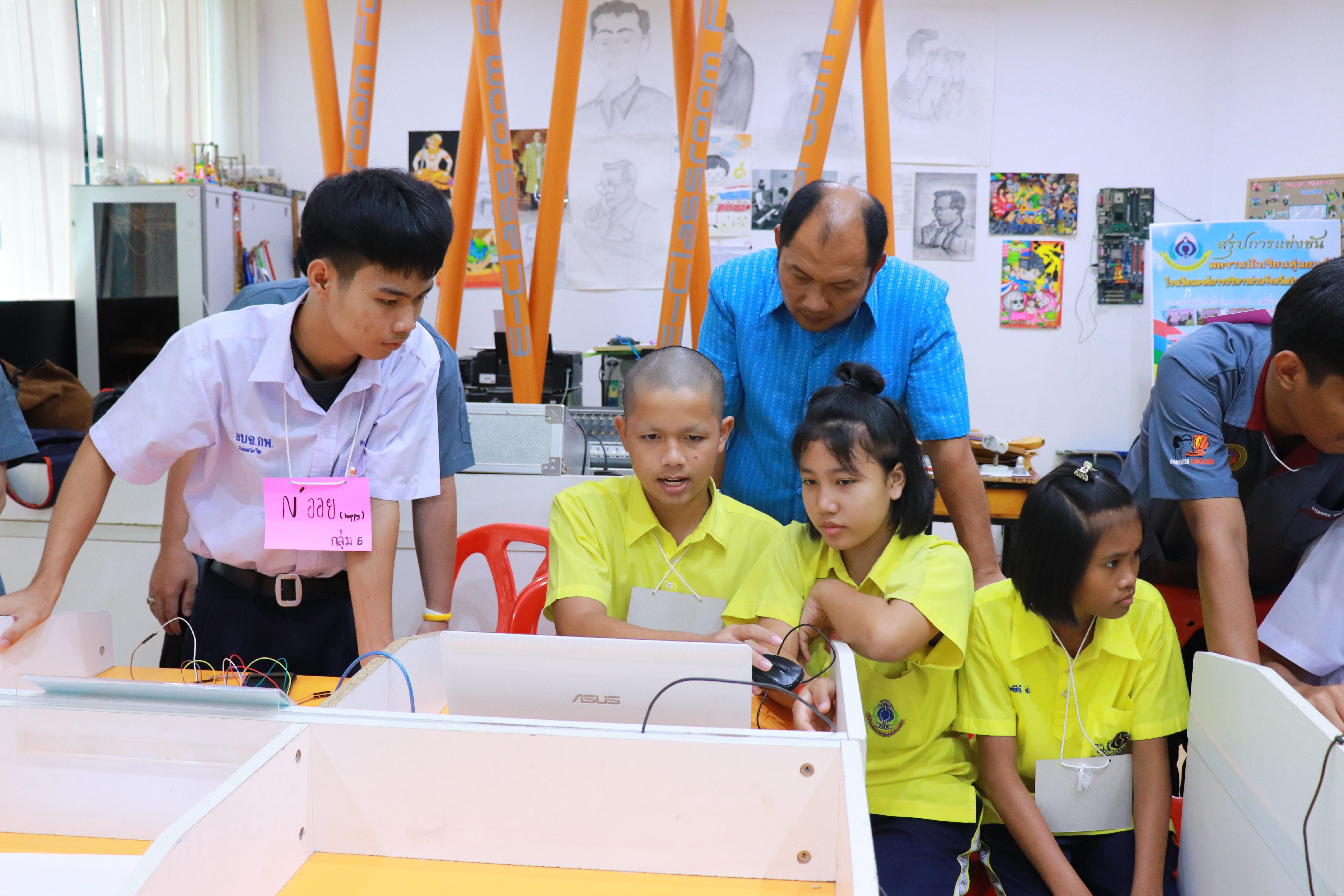 155. โครงการอบรมเชิงปฏิบัติการการพัฒนาโครงงานคอมพิวเตอร์ ด้วยระบบสมองกลฝังตัวและการเขียนโปรแกรมคอมพิวเตอร์  1-3 สิงหาคม 2561 ณ โรงเรียนองค์การบริหารส่วนจังหวัดกำแพงเพชร