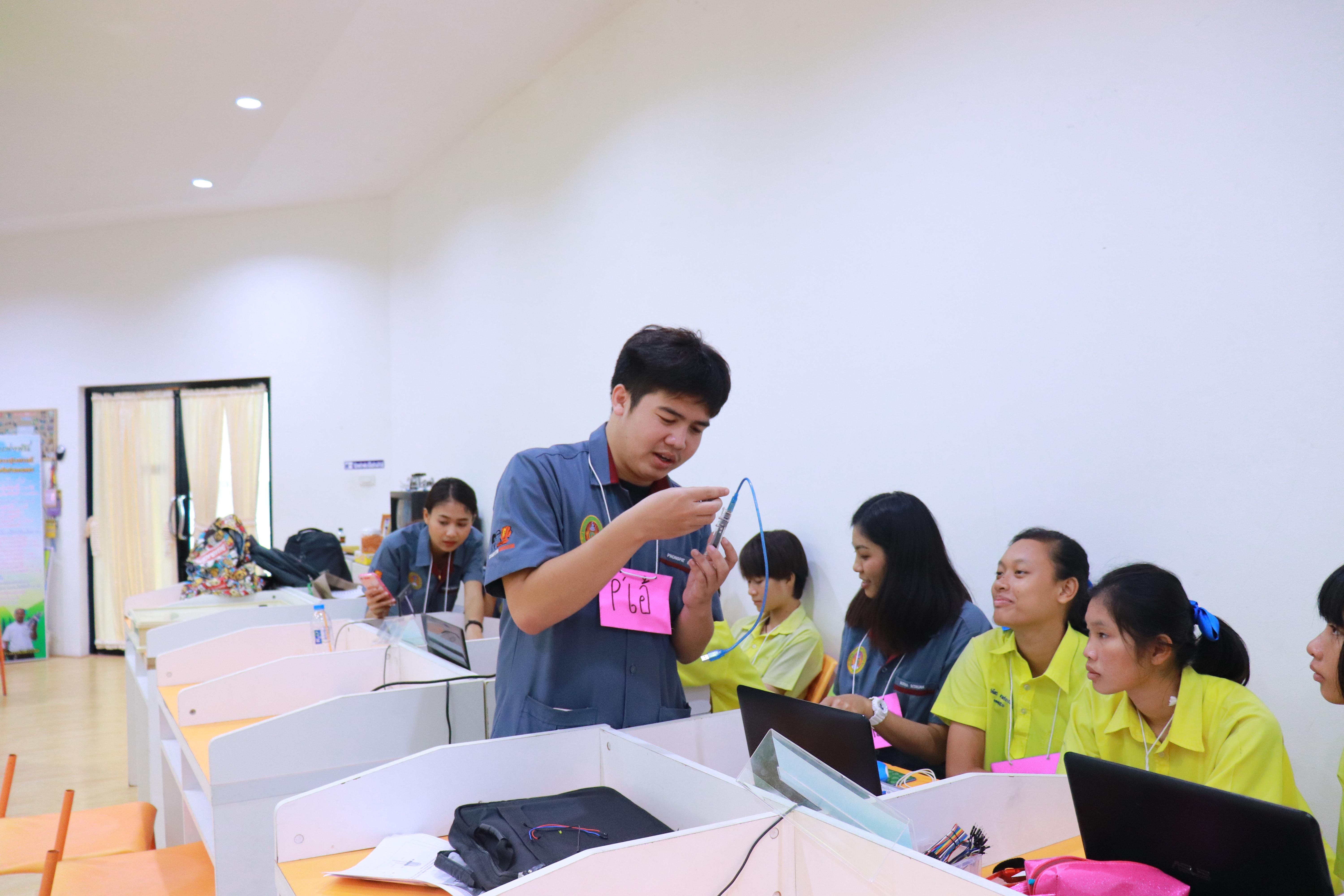 182. โครงการอบรมเชิงปฏิบัติการการพัฒนาโครงงานคอมพิวเตอร์ ด้วยระบบสมองกลฝังตัวและการเขียนโปรแกรมคอมพิวเตอร์  1-3 สิงหาคม 2561 ณ โรงเรียนองค์การบริหารส่วนจังหวัดกำแพงเพชร