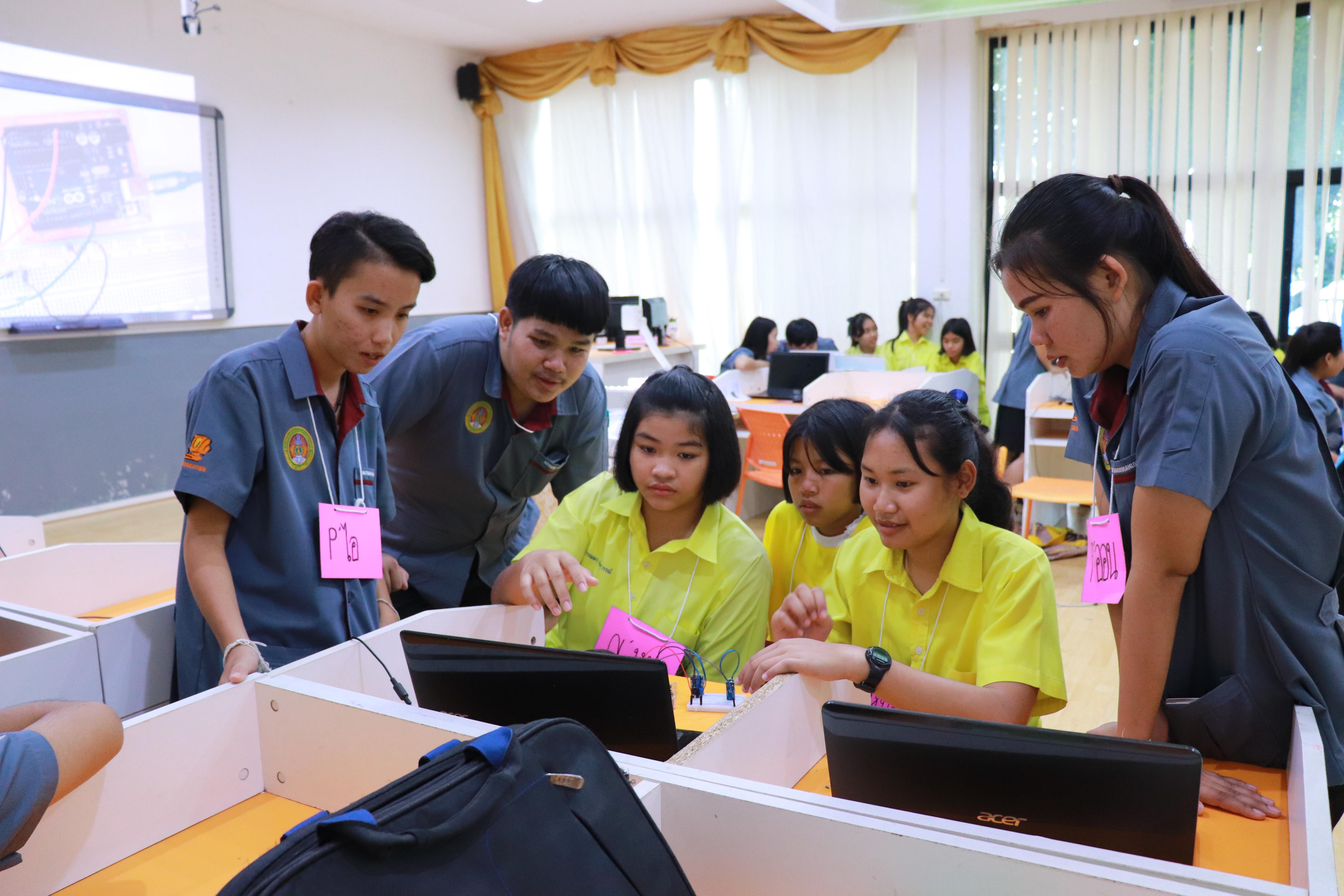 184. โครงการอบรมเชิงปฏิบัติการการพัฒนาโครงงานคอมพิวเตอร์ ด้วยระบบสมองกลฝังตัวและการเขียนโปรแกรมคอมพิวเตอร์  1-3 สิงหาคม 2561 ณ โรงเรียนองค์การบริหารส่วนจังหวัดกำแพงเพชร